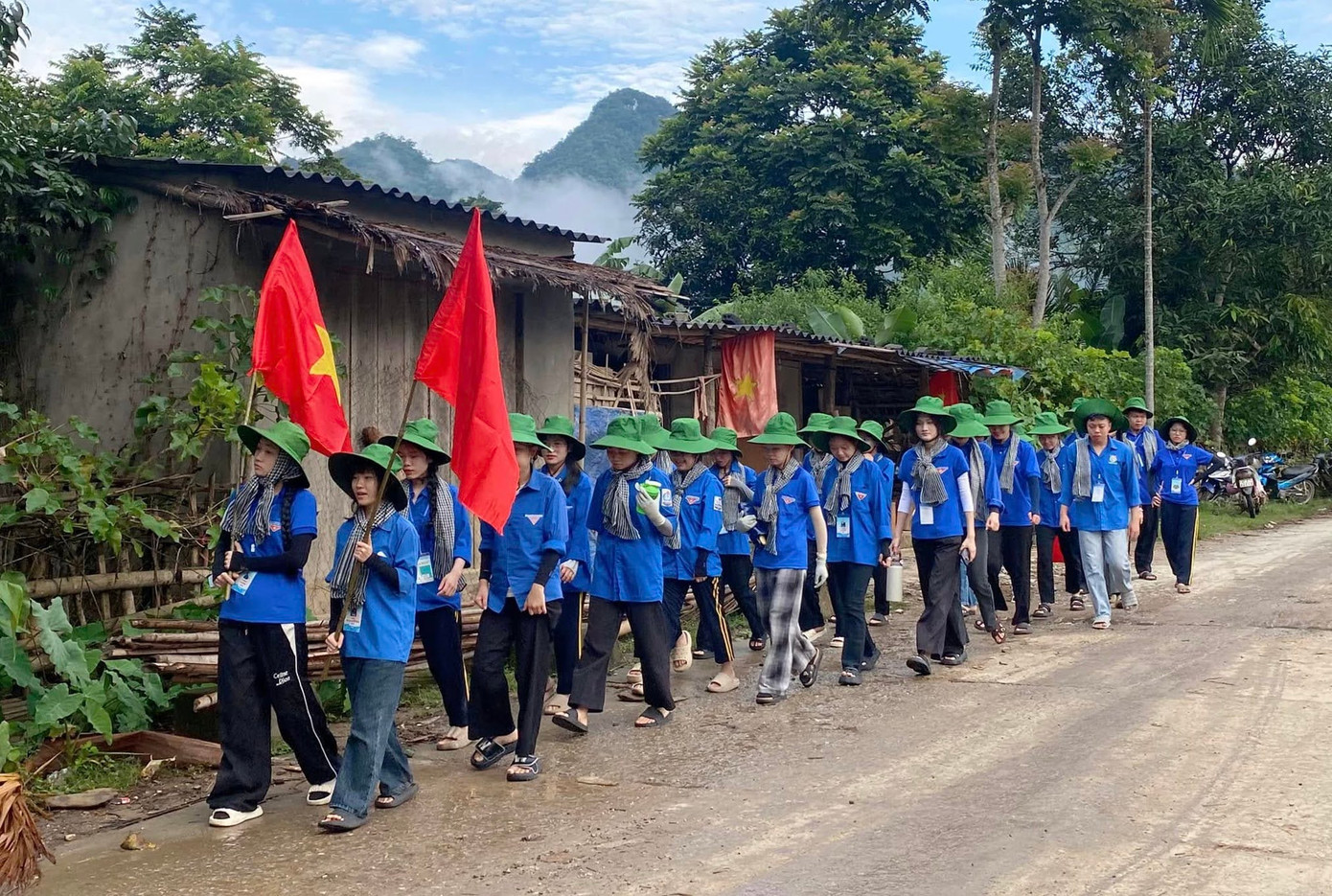 Đây là một trong những hoạt động ý nghĩa nằm trong Chiến dịch Thanh niên tình nguyện Hè 2025, do đội Sinh viên tình nguyện số 20 của Trường Đại học Vinh đảm nhiệm, dưới sự dẫn dắt của đội trưởng Quang Thị Hương Trà. Điểm đến của đội là xã Mường Quàng - một xã miền núi ở huyện Quế Phong cũ - nơi còn nhiều khó khăn vất vả, đời sống người dân còn thiếu thốn, cơ sở vật chất còn chưa đảm bảo.