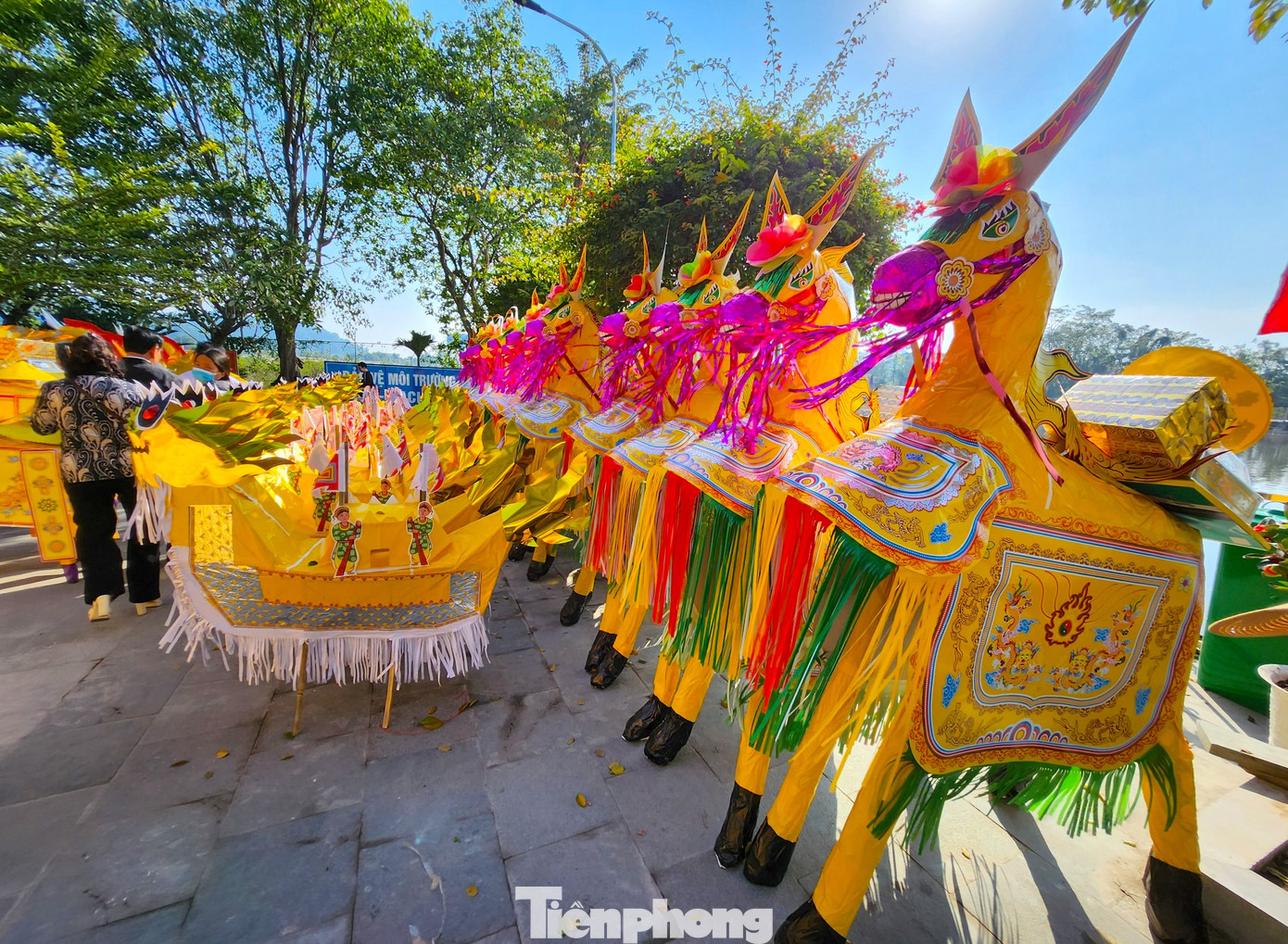 Phía trước khu vực đền được xếp từng dãy ngựa vàng giấy, thuyền rồng kèm những khối vàng thỏi. Đây là lễ vật của du khách về hành hương dâng lên đền để cầu khấn.