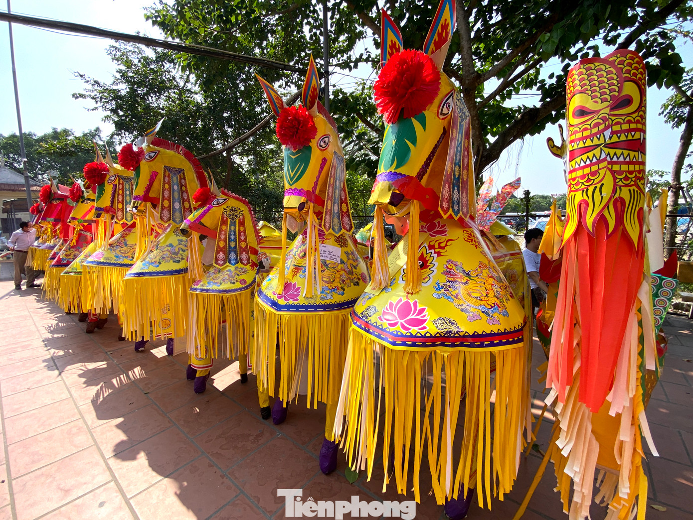 Những chú ngựa giấy, rồng giấy được du khách mua, viết sớ dán lên rồi xếp thành từng dãy phía ngoài sân đền.