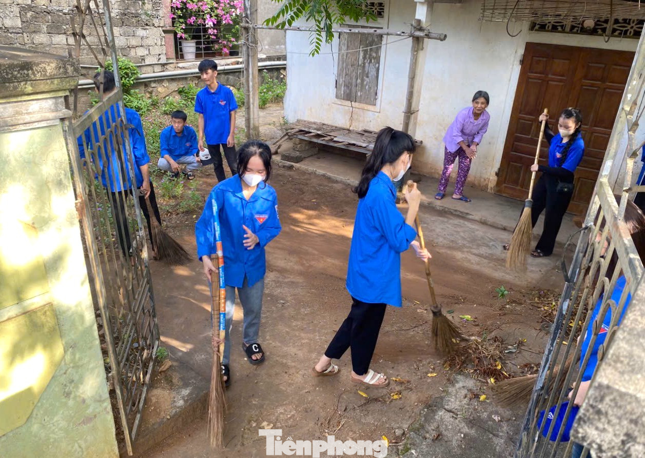 Tại huyện Anh Sơn (Nghệ An), các đoàn viên thanh niên đã đồng loạt triển khai nhiều hoạt động ý nghĩa như vệ sinh đường làng, ngõ xóm; vệ sinh đài tưởng niệm liệt sỹ; chăm sóc, tu dưỡng sân vận động trung tâm xã; dọn vệ sinh sân vườn cho Mẹ Việt Nam anh hùng Lê Thị Hường (thôn 5, xã Hoa Sơn, Anh Sơn).