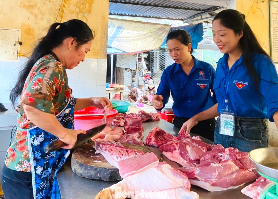 Tại huyện Thanh Chương (Nghệ An), từ sáng sớm 5/6, các đoàn viên thanh niên đã đến chợ để chọn mua những thực phẩm tươi ngon nhất về chuẩn bị nấu những suất cơm trao tặng đến các thí sinh và người nhà.