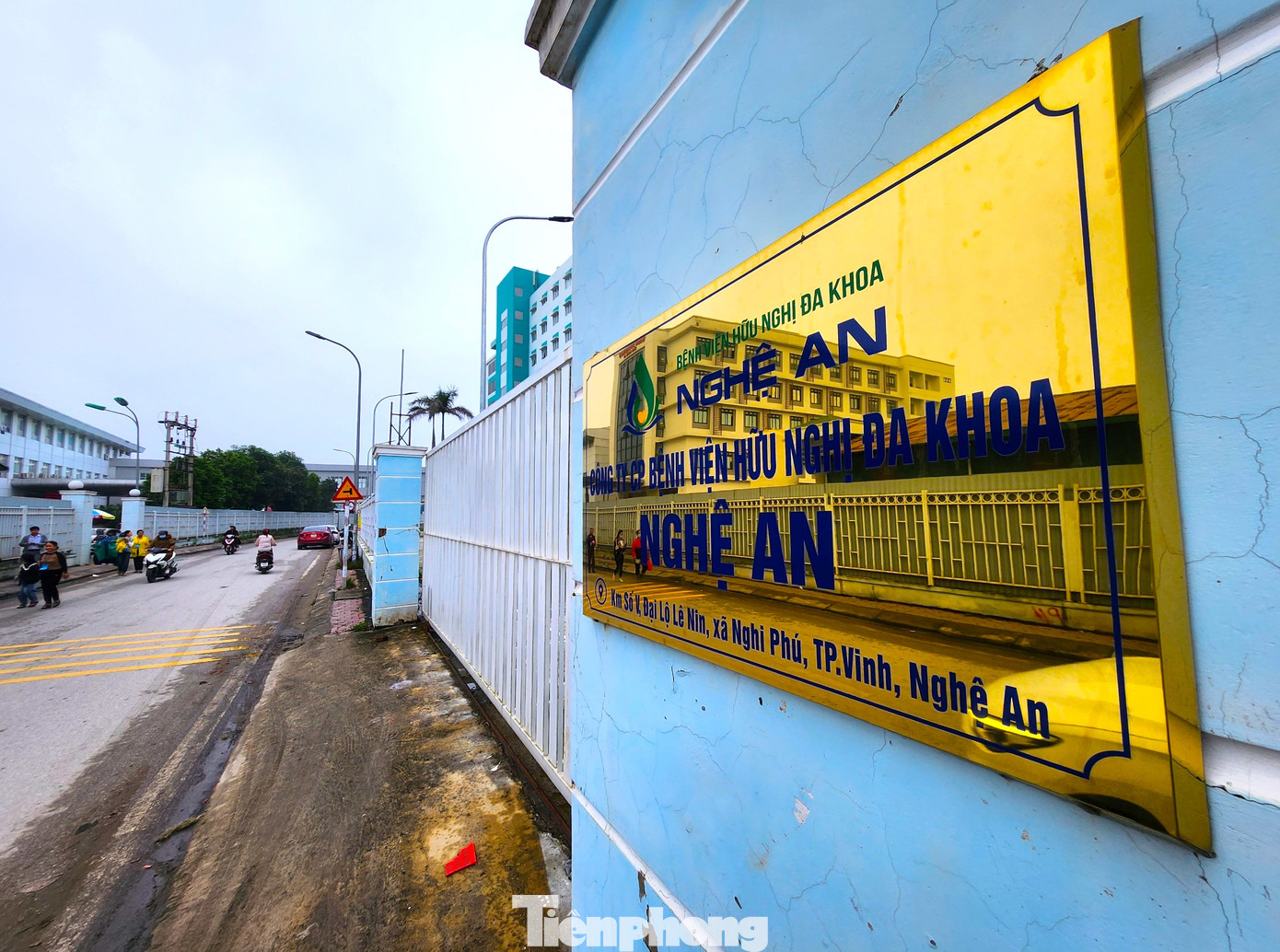 Các cổng của bệnh viện được đóng im lìm, cỏ dại mọc um tùm. Một bảo vệ túc trực tại cổng sau nơi dành cho công nhân ra vào làm việc cho hay, công tác xây dựng đang được triển khai, tuy nhiên bên trong chỉ có ít công nhân làm việc.