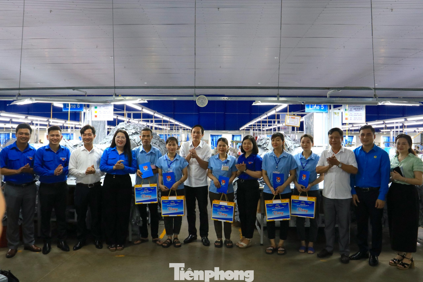 Tại phân xưởng may của công ty, Ban tổ chức đã trao tặng 5 suất quà đến 5 công nhân có hoàn cảnh khó khăn của công ty CP May Halotexco. Tại phân xưởng may của công ty, Ban tổ chức đã trao tặng 5 suất quà đến 5 công nhân có hoàn cảnh khó khăn của công ty CP May Halotexco.