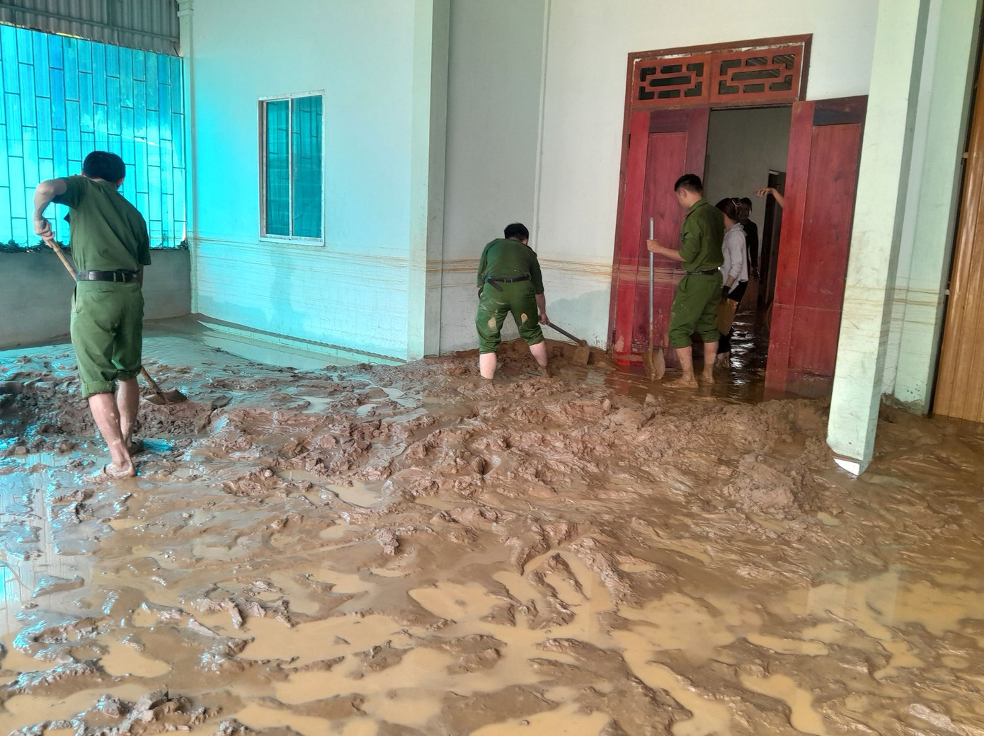 Trong ngày 1/10, lực lượng công an huyện và các đơn vị chức năng đã vào hiện trường trận lũ ống hỗ trợ người dân khắc phục hậu quả, dọn dẹp bùn đất.