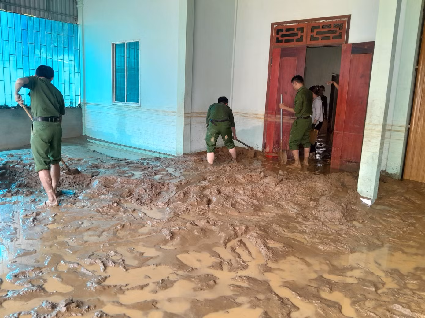 Trong ngày 1/10, lực lượng công an huyện và các đơn vị chức năng đã vào hiện trường trận lũ ống hỗ trợ người dân khắc phục hậu quả, dọn dẹp bùn đất.