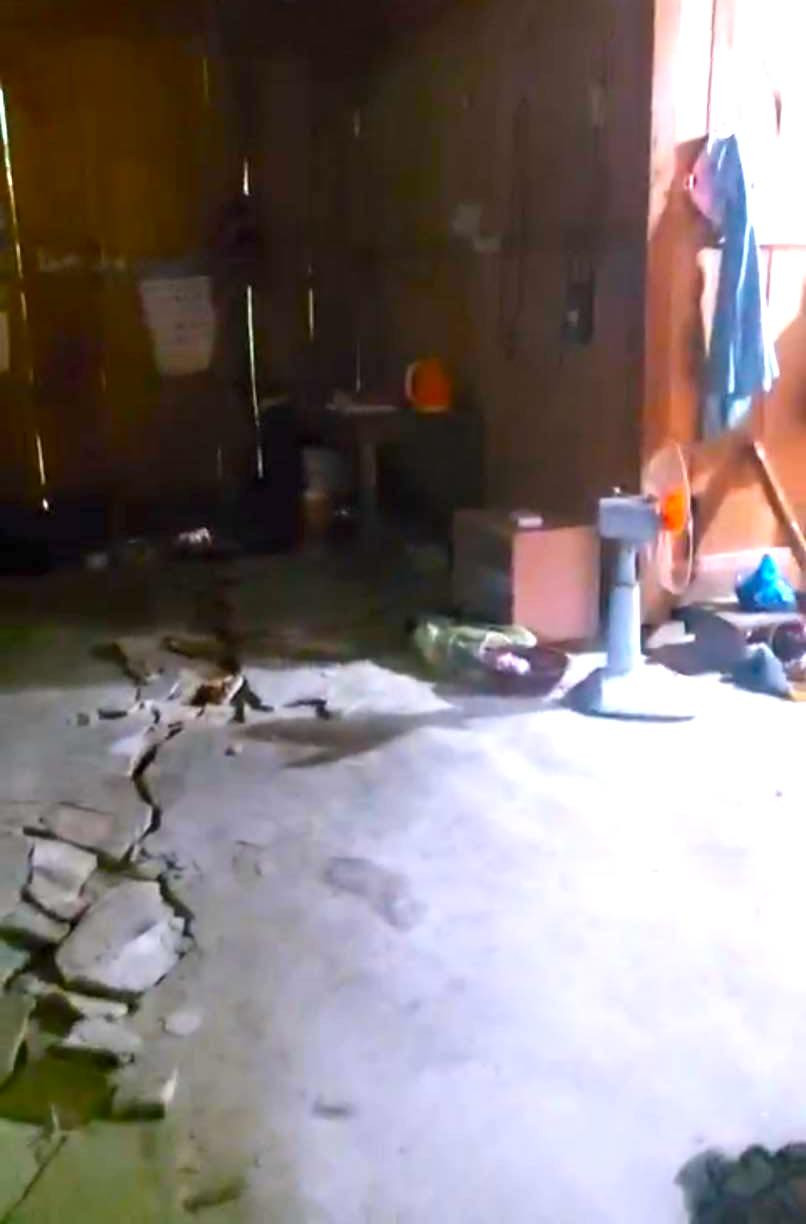 Vết nứt còn chạy ngang qua nền nhà một hộ dân. Vết nứt còn chạy ngang qua nền nhà một hộ dân.