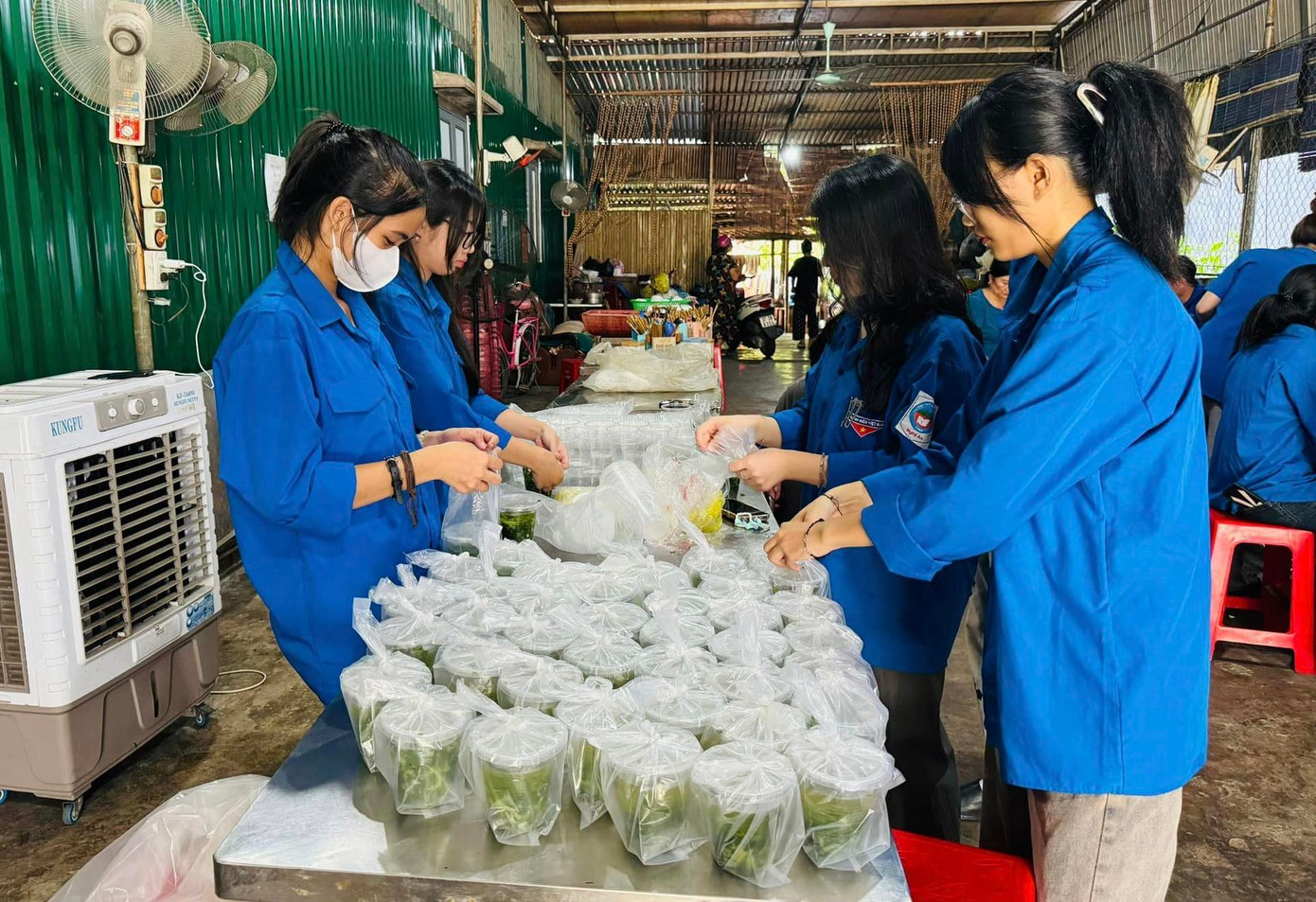 Sau khi đồ ăn chín, các đoàn viên thanh niên hỗ trợ đóng gói lại thành từng suất ăn đầy đủ. Sau khi đồ ăn chín, các đoàn viên thanh niên hỗ trợ đóng gói lại thành từng suất ăn đầy đủ.