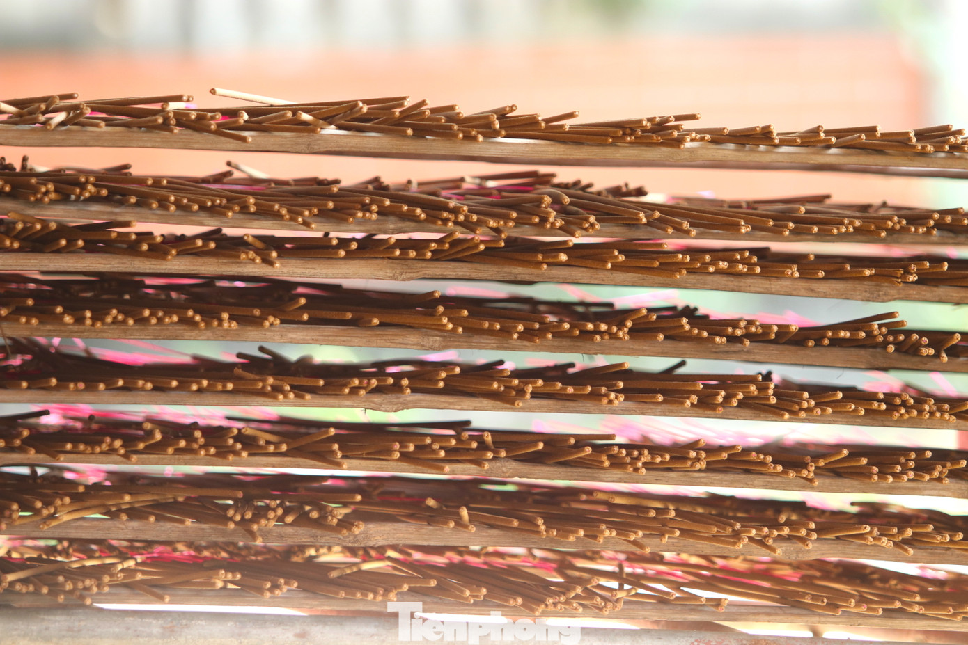 “Các nguyên liệu từ tự nhiên, được sấy khô xay nhỏ, pha trộn theo bí quyết nhà nghề nên đảm bảo sạch, an toàn. Hương thơm, dễ cháy, lâu tàn, không gây độc hại với sức khỏe người sử dụng, cũng như người sản xuất”, chị Nguyễn Thị Lý chia sẻ.