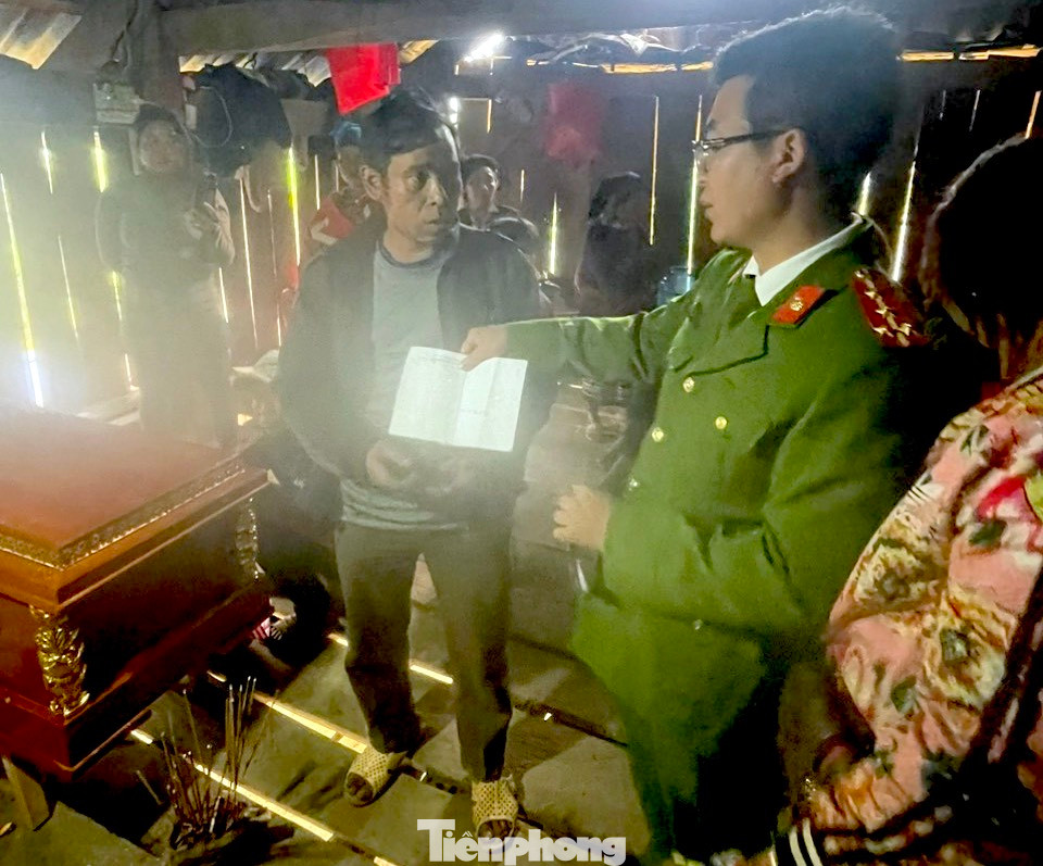 Các cơ quan chức năng, chính quyền địa phương huyện Kỳ Sơn, xã Bảo Nam xuống thăm hỏi, động viên gia đình anh Cụt Văn Sơn. Các cơ quan chức năng, chính quyền địa phương huyện Kỳ Sơn, xã Bảo Nam xuống thăm hỏi, động viên gia đình anh Cụt Văn Sơn.