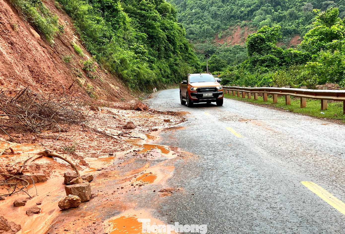Tối 7/8, ông Thò Bá Rê - Phó Chủ tịch UBND huyện Kỳ Sơn (Nghệ An) cho biết, mấy ngày qua trời mưa lớn nên nhiều đồi núi ở một số xã trên địa bàn huyện này bị sạt lở gây ách tắc giao thông nghiêm trọng. Hiện tại, trời đã ngớt mưa, tuy nhiên cơ quan chức năng đang tiếp tục theo dõi để có phương án đảm bảo an toàn người và của; đồng thời lên phương án khắc phục các điểm sạt lở trên địa bàn để giao thông thông suốt. Tối 7/8, ông Thò Bá Rê - Phó Chủ tịch UBND huyện Kỳ Sơn (Nghệ An) cho biết, mấy ngày qua trời mưa lớn nên nhiều đồi núi ở một số xã trên địa bàn huyện này bị sạt lở gây ách tắc giao thông nghiêm trọng. Hiện tại, trời đã ngớt mưa, tuy nhiên cơ quan chức năng đang tiếp tục theo dõi để có phương án đảm bảo an toàn người và của; đồng thời lên phương án khắc phục các điểm sạt lở trên địa bàn để giao thông thông suốt.