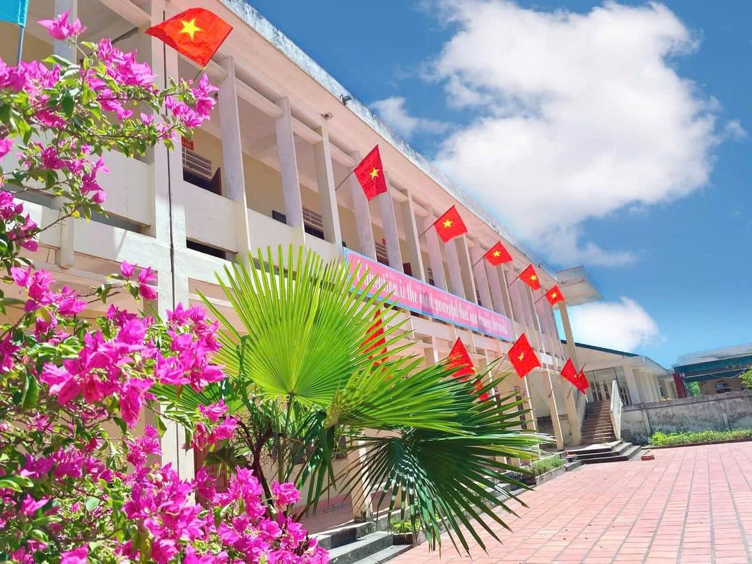 Bên ngoài hành lang lớp học được treo kín lá cờ Tổ quốc đỏ thắm.