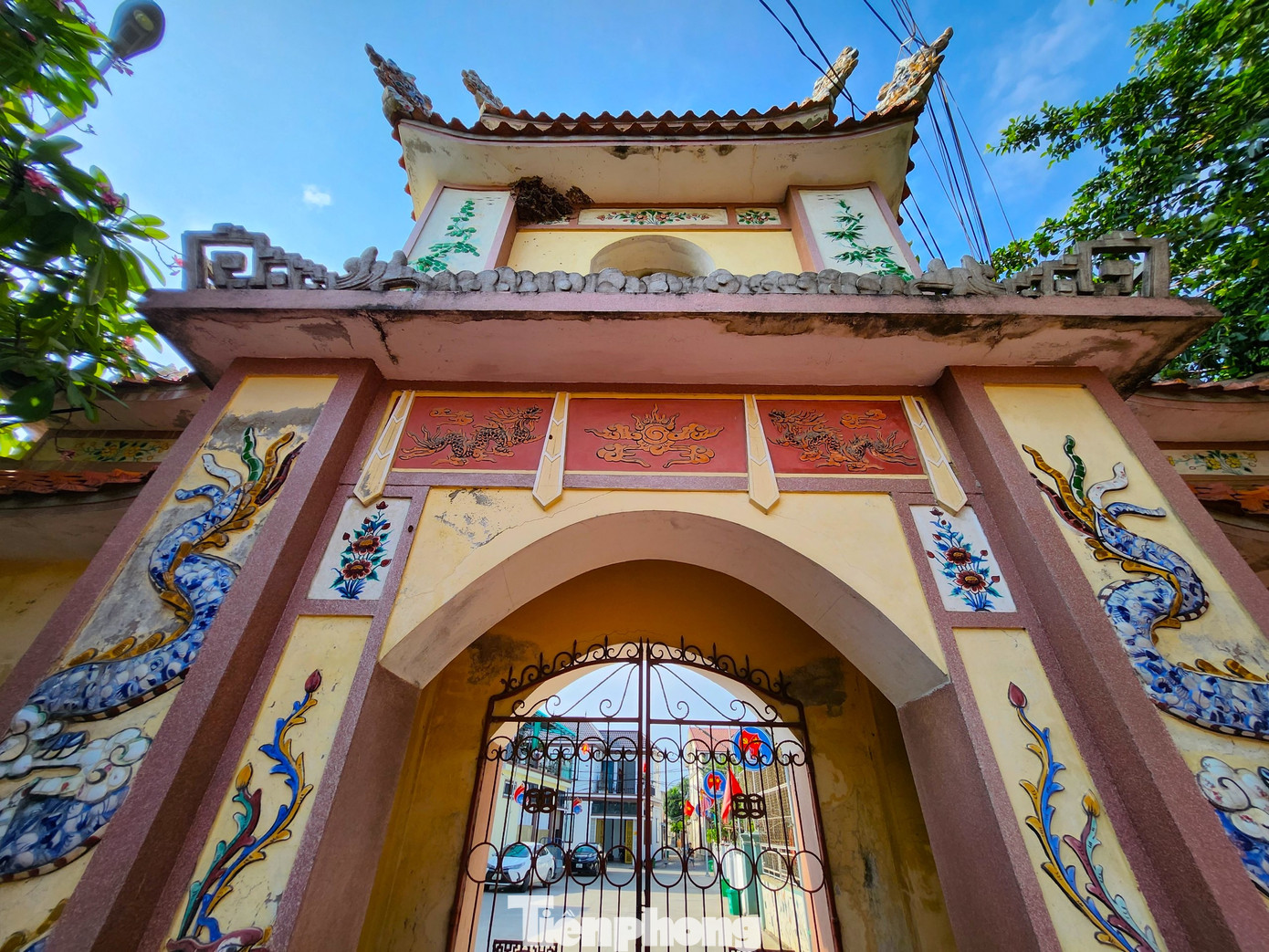 Thủ từ đền Mai Bảng Nguyễn Thanh Tân cho hay, đền rất linh thiêng nên dịp rằm, đầu tháng người dân địa phương thường đến thắp hương. Đặc biệt, trước khi quyết định một việc lớn như: đi xa, con cái thi đại học, cao đẳng, dựng vợ gả chồng hay chuẩn bị ra khơi…) người dân trong vùng đều đến đền thắp hương cầu nguyện mọi việc thuận lợi, may mắn. Thủ từ đền Mai Bảng Nguyễn Thanh Tân cho hay, đền rất linh thiêng nên dịp rằm, đầu tháng người dân địa phương thường đến thắp hương. Đặc biệt, trước khi quyết định một việc lớn như: đi xa, con cái thi đại học, cao đẳng, dựng vợ gả chồng hay chuẩn bị ra khơi…) người dân trong vùng đều đến đền thắp hương cầu nguyện mọi việc thuận lợi, may mắn.