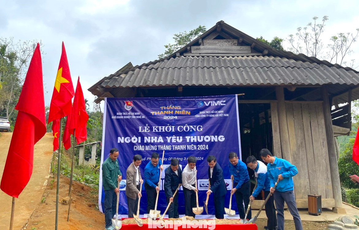 Khởi công "Ngôi nhà yêu thương" cho anh Sầm Văn Nga (thanh niên, Công nhân Công ty CP Đầu tư và phát triển cao su Nghệ An).
