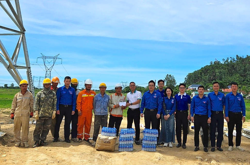 Trao tặng, động viên khích lệ công nhân thi công đường điện 500kV mạch 3 qua địa bàn Nghệ An.