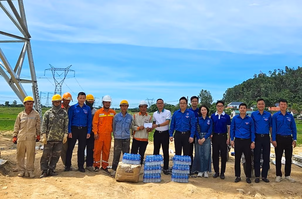 Trao tặng, động viên khích lệ công nhân thi công đường điện 500kV mạch 3 qua địa bàn Nghệ An. Trao tặng, động viên khích lệ công nhân thi công đường điện 500kV mạch 3 qua địa bàn Nghệ An.
