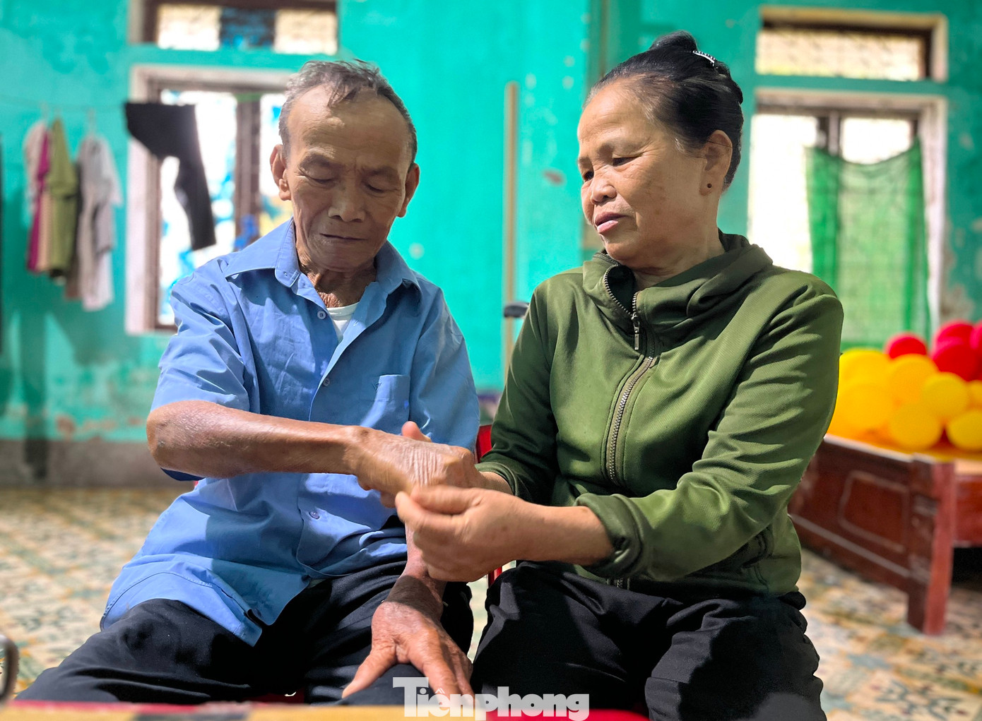 Hơn 8 năm chạy thận, cánh tay ông Khoa chi chít những vết kim tiêm. Ông Khoa cho hay, do đặc thù của bệnh thận phải lọc máu thường xuyên nên ông không còn cách nào khác phải bám trụ ở khu trọ gần viện năm này qua năm khác để điều trị bệnh. Vì thế, Tết đến với ông cũng vội vàng và không trọn vẹn. “8 năm rồi chưa được về nhà đón một cái Tết cùng gia đình cho trọn vẹn. Vì chỉ mãi đến chiều 30 Tết mới về được nhà. Ở nhà được hai hôm thì mồng hai đã phải xuống viện để tiếp tục lọc máu", ông Khoa tâm sự. Hơn 8 năm chạy thận, cánh tay ông Khoa chi chít những vết kim tiêm. Ông Khoa cho hay, do đặc thù của bệnh thận phải lọc máu thường xuyên nên ông không còn cách nào khác phải bám trụ ở khu trọ gần viện năm này qua năm khác để điều trị bệnh. Vì thế, Tết đến với ông cũng vội vàng và không trọn vẹn. “8 năm rồi chưa được về nhà đón một cái Tết cùng gia đình cho trọn vẹn. Vì chỉ mãi đến chiều 30 Tết mới về được nhà. Ở nhà được hai hôm thì mồng hai đã phải xuống viện để tiếp tục lọc máu", ông Khoa tâm sự.