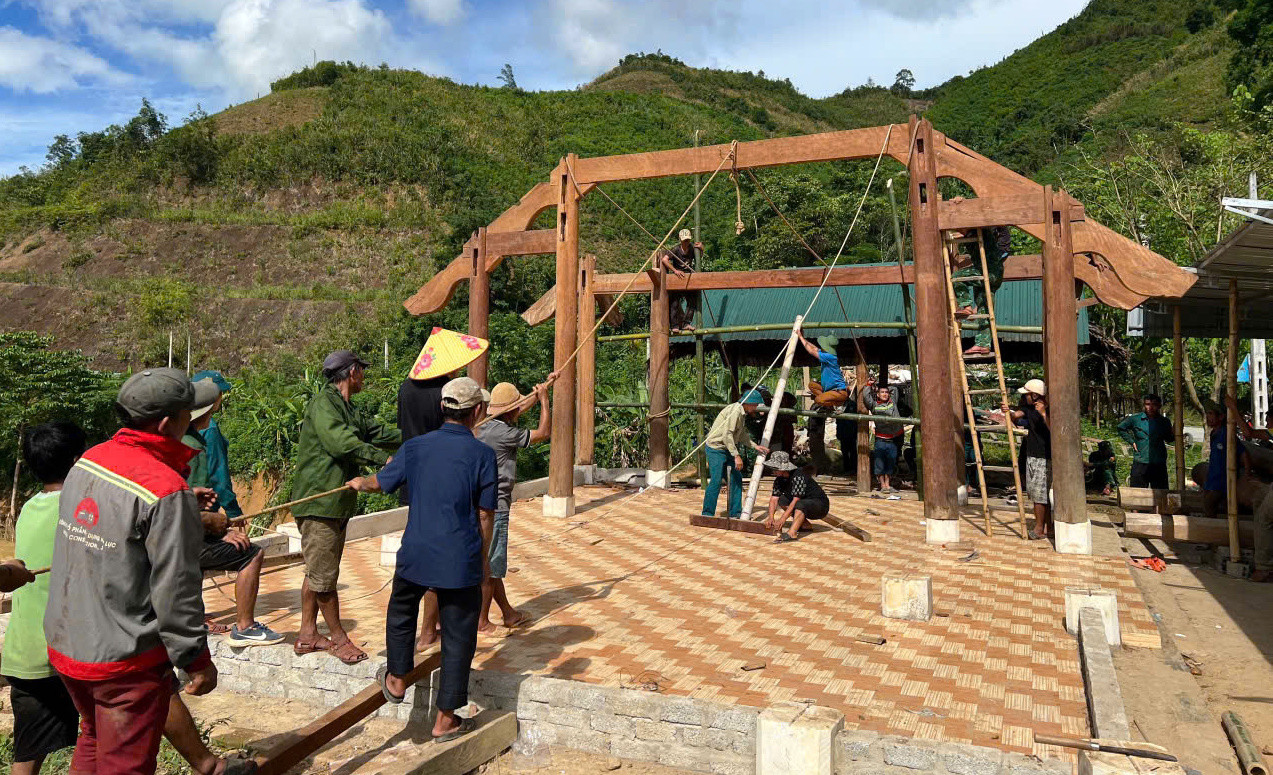 Những căn nhà ở xã Nhôn Mai (huyện Tương Dương, Nghệ An) được các lực lượng chức năng hỗ trợ dựng lại đảm bảo chắc chắn và an toàn. Những căn nhà ở xã Nhôn Mai (huyện Tương Dương, Nghệ An) được các lực lượng chức năng hỗ trợ dựng lại đảm bảo chắc chắn và an toàn.