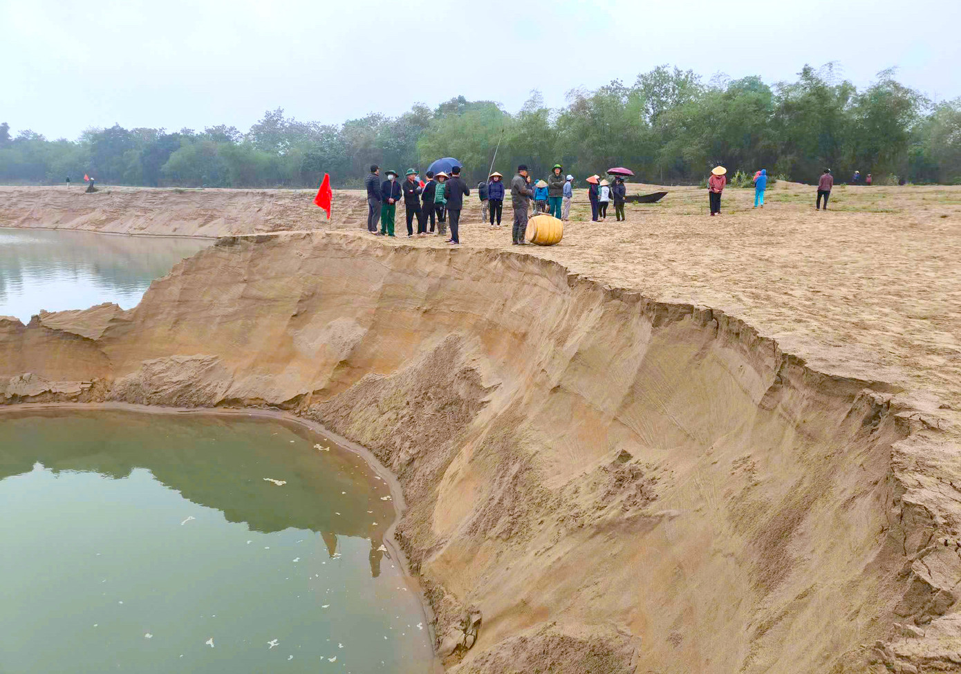 Người dân tập trung tại bãi bồi sông Lam (xóm Tiên Quánh, xã Đồng Văn, Thanh Chương, Nghệ An) để phản đối doanh nghiệp khai thác cát vì lo sợ sạt lở lấn sâu vào đất liền. Người dân tập trung tại bãi bồi sông Lam (xóm Tiên Quánh, xã Đồng Văn, Thanh Chương, Nghệ An) để phản đối doanh nghiệp khai thác cát vì lo sợ sạt lở lấn sâu vào đất liền.