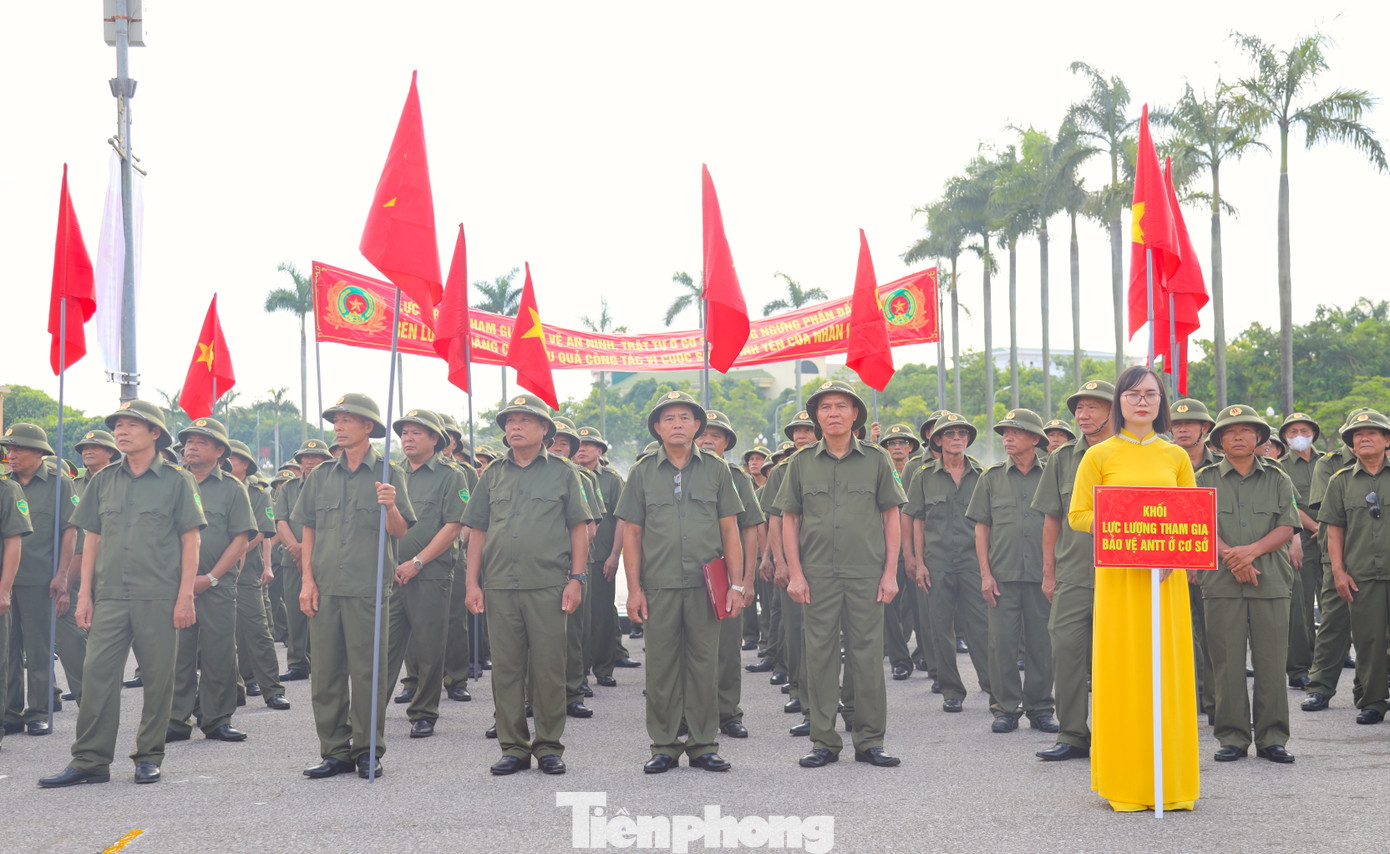 Lực lượng tham gia bảo vệ an ninh trật tự cơ sở tại tỉnh Nghệ An trong buổi lễ ra mắt. Lực lượng tham gia bảo vệ an ninh trật tự cơ sở tại tỉnh Nghệ An trong buổi lễ ra mắt.
