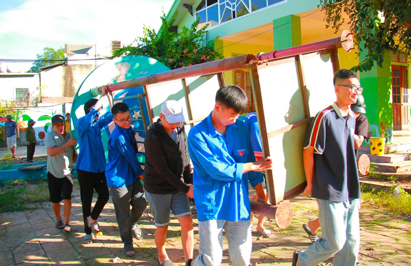 Đoàn viên thanh niên thị xã Thái Hòa (Nghệ An) vận chuyển những đồ dùng cũ trong các trường học để làm sạch, thay thế các đồ dùng mới. Đoàn viên thanh niên thị xã Thái Hòa (Nghệ An) vận chuyển những đồ dùng cũ trong các trường học để làm sạch, thay thế các đồ dùng mới.