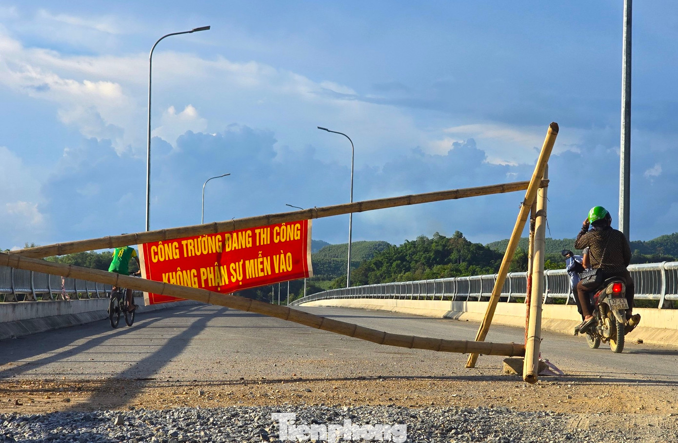 Dù các hạng mục xây dựng cầu cơ bản đã hoàn thành. Tuy nhiên cơ quan chức năng phải dựng rào để ngăn các phương tiện đi qua do chưa làm đường dẫn lên cầu.