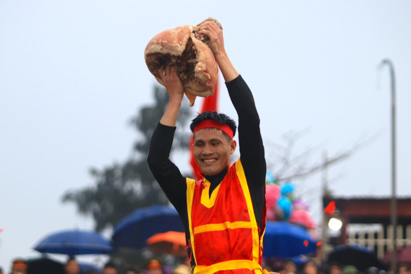 Chạy vào "cướp" mâm lễ đầu tiên, nam thanh niên phấn khởi giơ cao chiếc thủ lợn và khoe với mọi người. Chạy vào "cướp" mâm lễ đầu tiên, nam thanh niên phấn khởi giơ cao chiếc thủ lợn và khoe với mọi người.