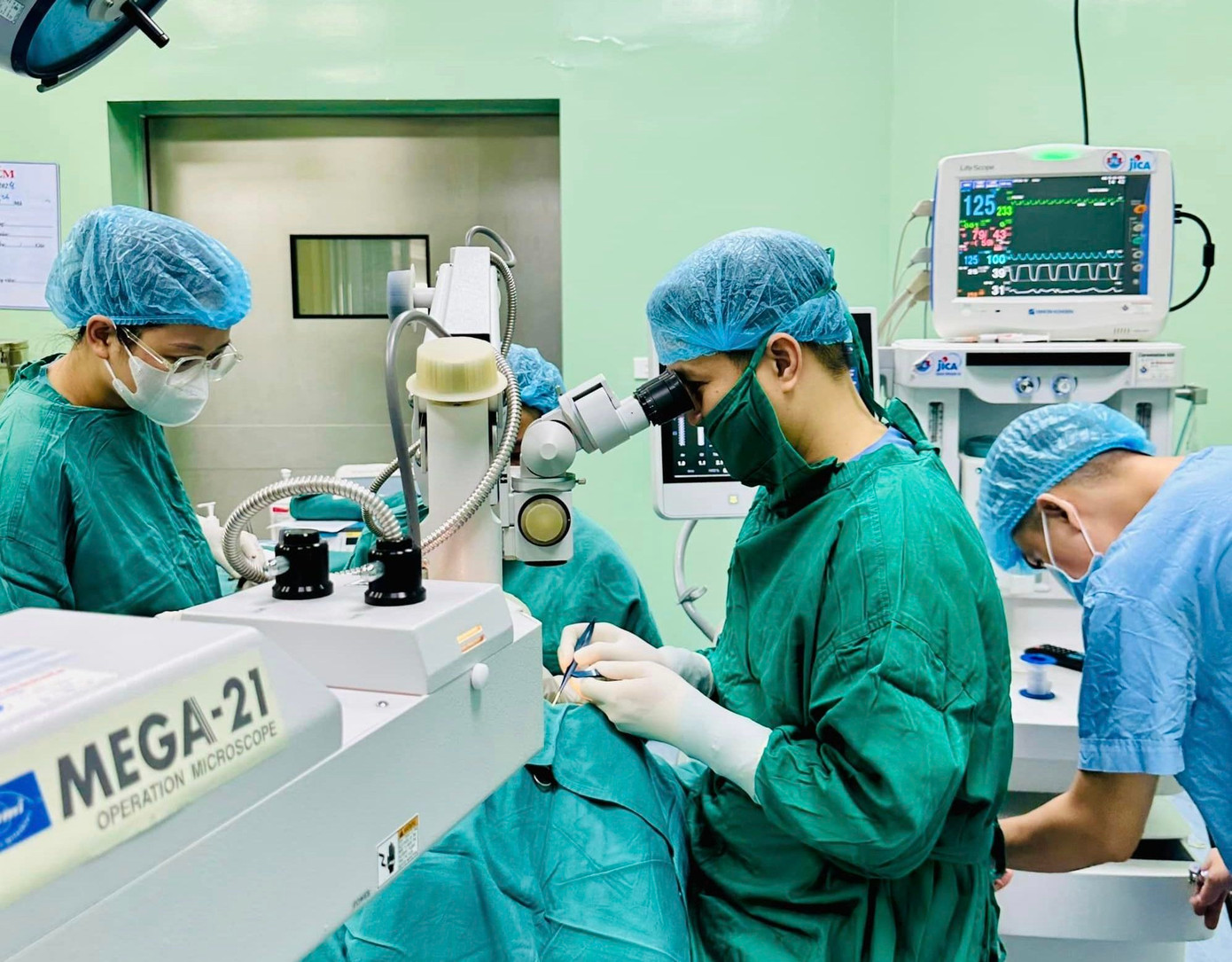 Các bác sỹ tiến hành phẫu thuật lấy dị vật ra khỏi mắt cháu bé.