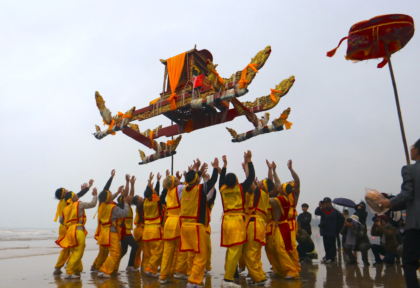 Những pha tung kiệu lễ độc đáo được mong chờ nhất của lễ hội. Những pha tung kiệu lễ độc đáo được mong chờ nhất của lễ hội.