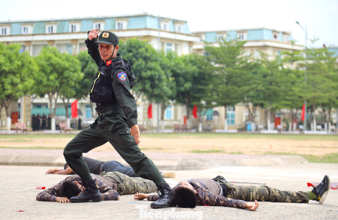 Biểu diễn võ thuật kết hợp đồng diễn.