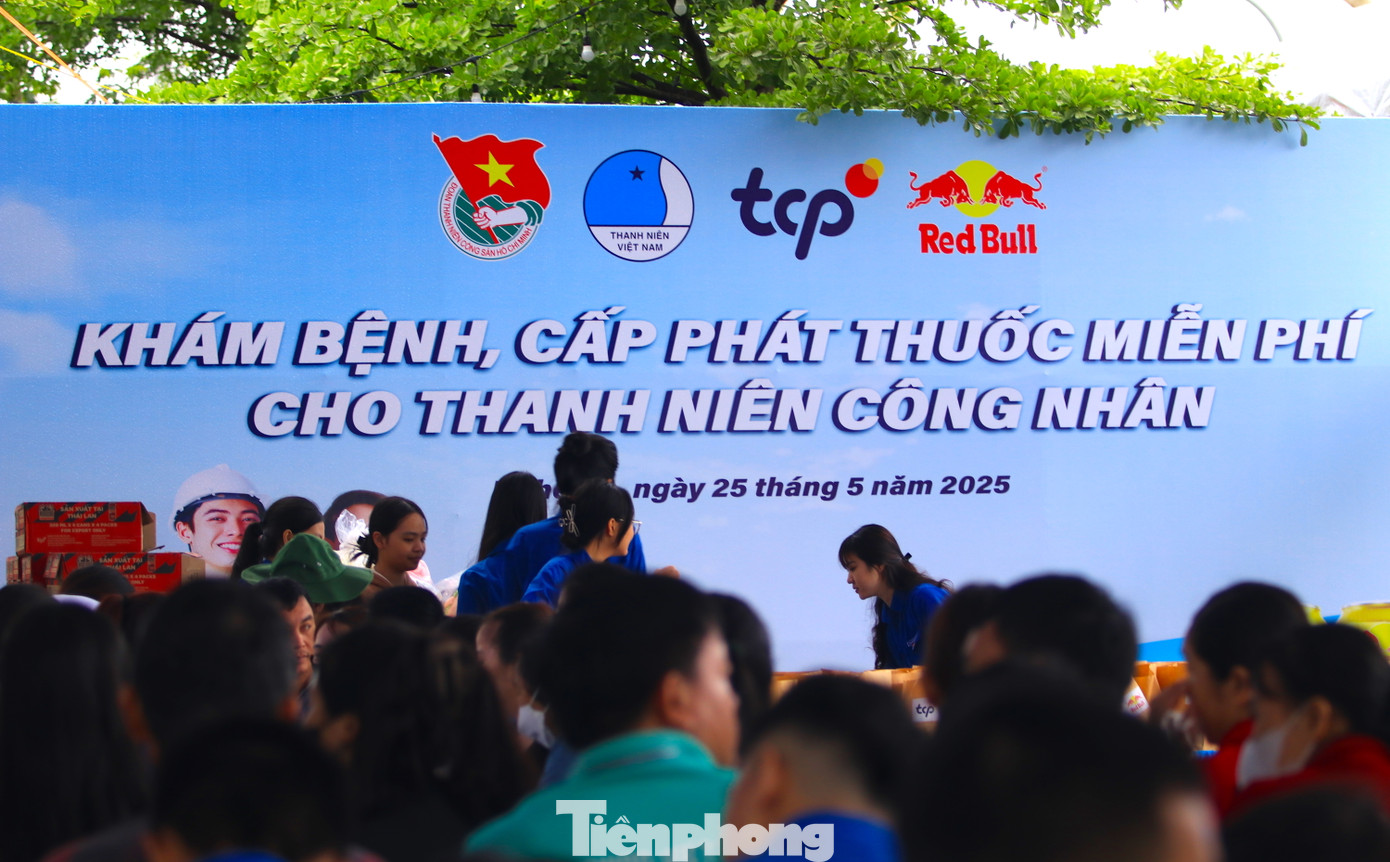 Sáng 25/5, Tỉnh Đoàn - Hội Liên hiệp thanh niên Việt Nam tỉnh Nghệ An - Hội Thầy thuốc trẻ tỉnh phối hợp với Sở Y tế tỉnh, Bệnh viện Quân Y 4, Trung tâm y tế huyện Hưng Nguyên, Bệnh viện Mắt Sài Gòn Nghệ An tổ chức Chương trình khám, tư vấn sức khỏe và cấp phát thuốc miễn phí cho hơn 1.000 thanh niên công nhân và người dân trên địa bàn. Chương trình nằm trong chuỗi hoạt động Ngày hội Thanh niên công nhân năm 2025 do T.Ư Đoàn TNCS Hồ Chí Minh - T.Ư Hội LHTN Việt Nam tổ chức tại huyện Hưng Nguyên (tỉnh Nghệ An). Sáng 25/5, Tỉnh Đoàn - Hội Liên hiệp thanh niên Việt Nam tỉnh Nghệ An - Hội Thầy thuốc trẻ tỉnh phối hợp với Sở Y tế tỉnh, Bệnh viện Quân Y 4, Trung tâm y tế huyện Hưng Nguyên, Bệnh viện Mắt Sài Gòn Nghệ An tổ chức Chương trình khám, tư vấn sức khỏe và cấp phát thuốc miễn phí cho hơn 1.000 thanh niên công nhân và người dân trên địa bàn. Chương trình nằm trong chuỗi hoạt động Ngày hội Thanh niên công nhân năm 2025 do T.Ư Đoàn TNCS Hồ Chí Minh - T.Ư Hội LHTN Việt Nam tổ chức tại huyện Hưng Nguyên (tỉnh Nghệ An).