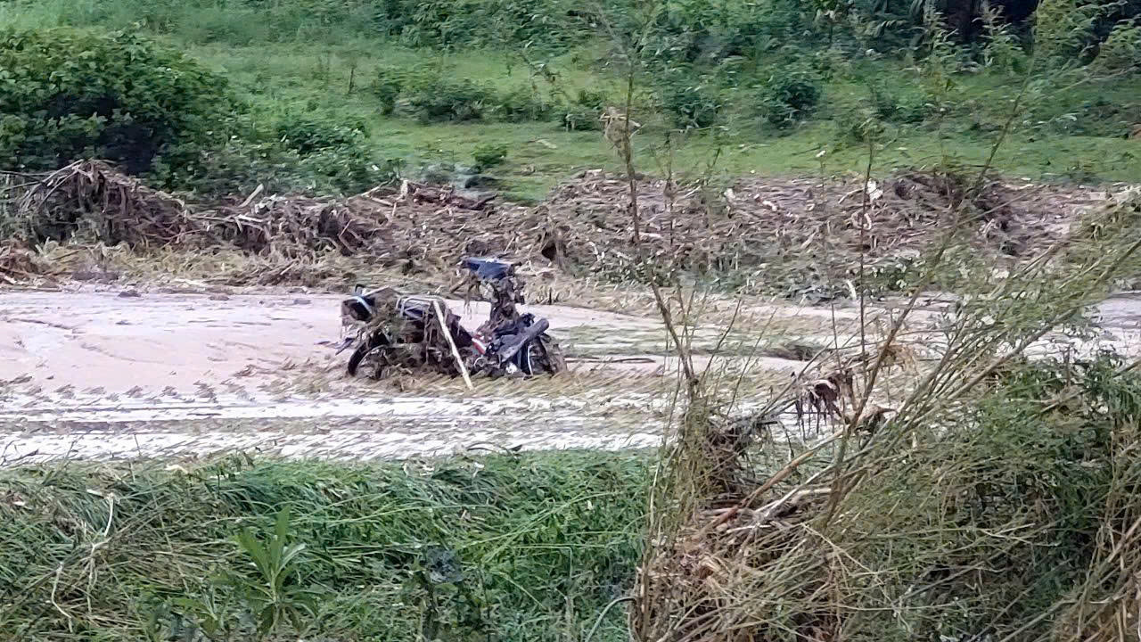 Một chiếc xe máy của người dân bị trôi ra đồng. Một chiếc xe máy của người dân bị trôi ra đồng.