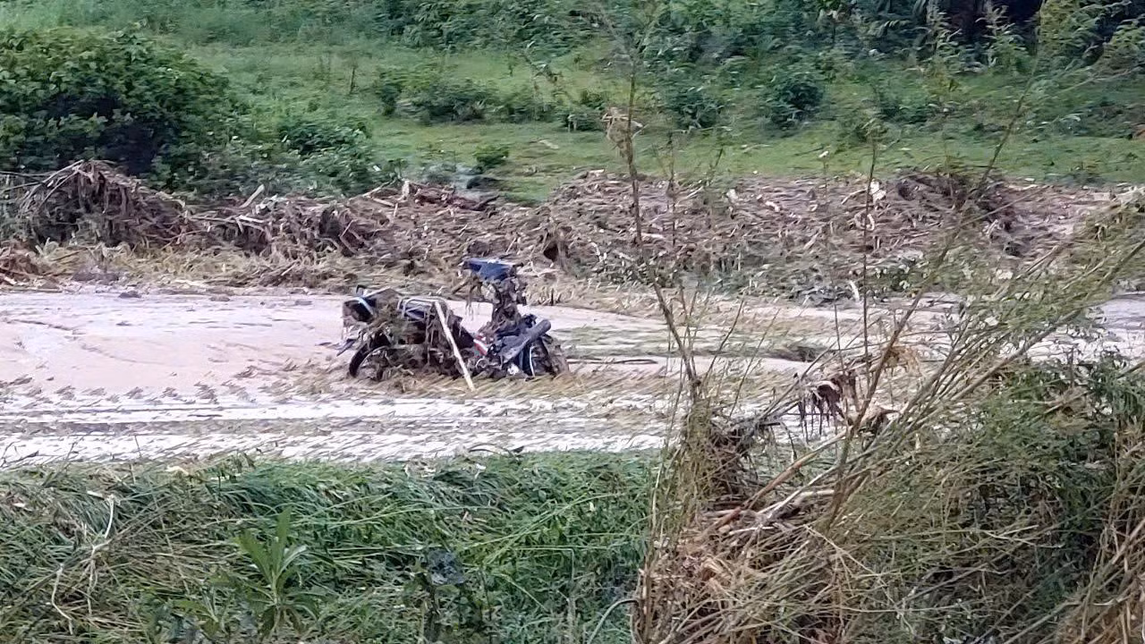 Một chiếc xe máy của người dân bị trôi ra đồng. Một chiếc xe máy của người dân bị trôi ra đồng.