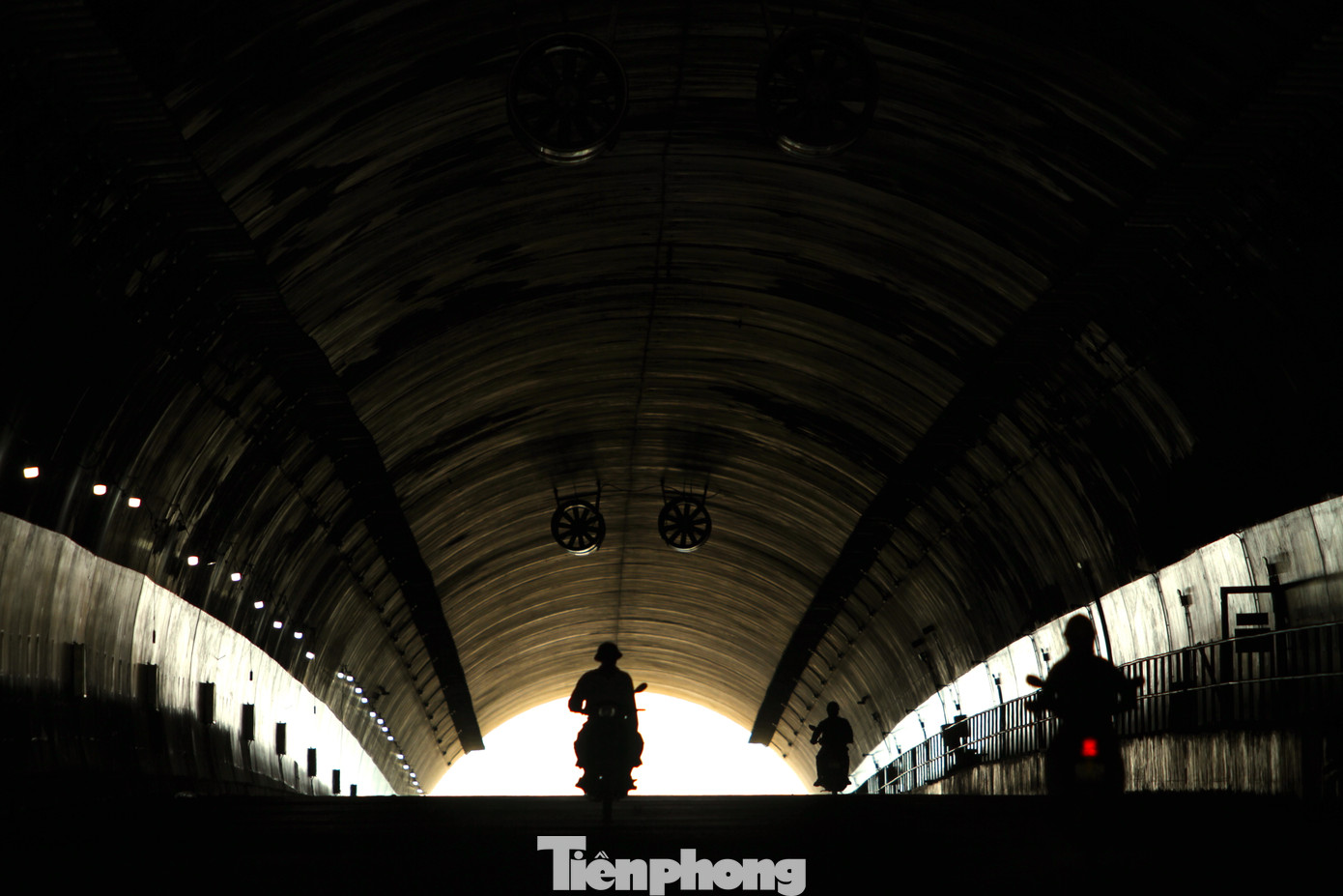 Hiện các hạng mục trong hầm gần như hoàn thiện. Các công nhân vào hầm để dọn dẹp công trường trước ngày thông xe.