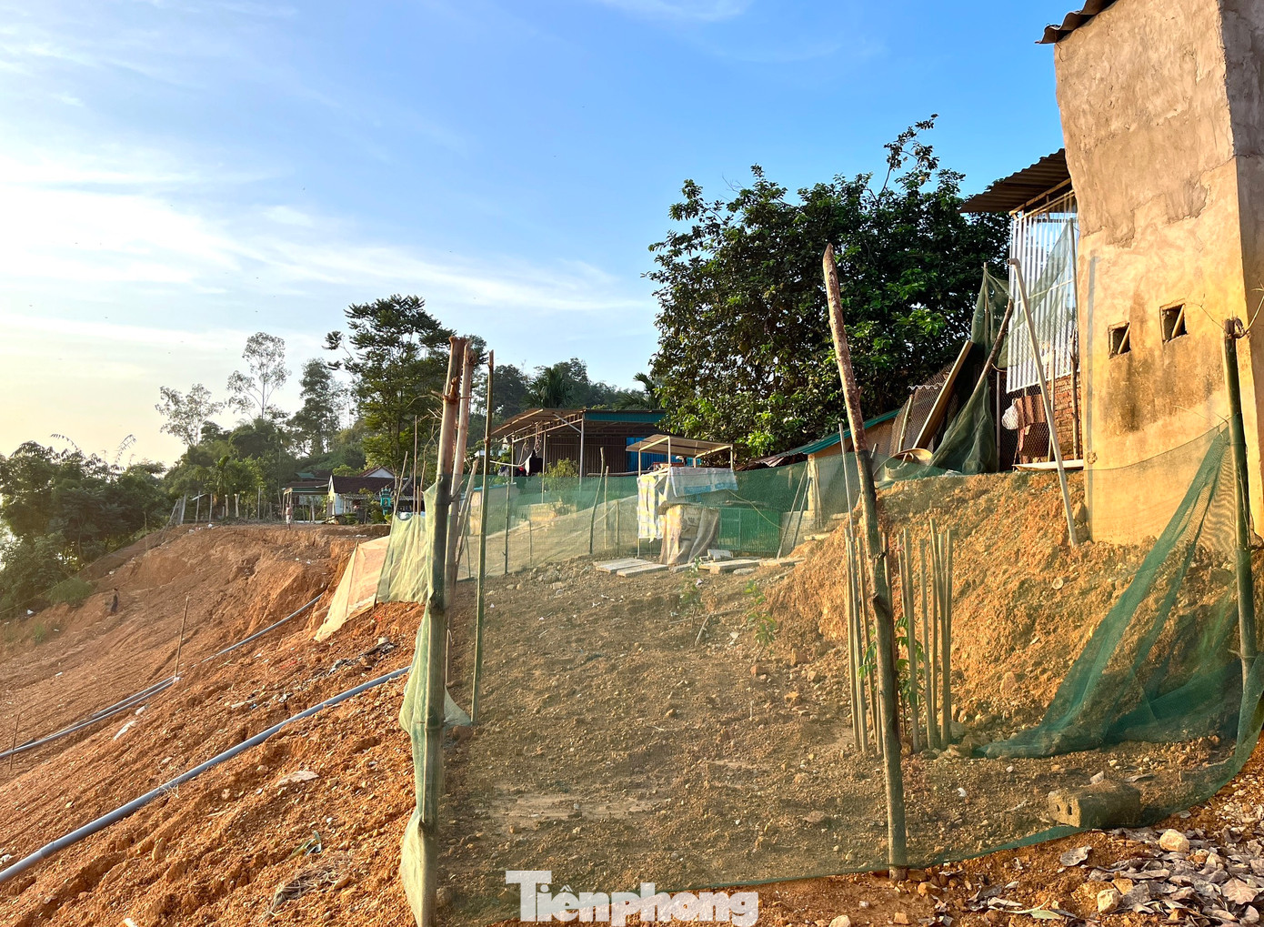 “Mỗi khi mưa kéo dài, chúng tôi cũng đề nghị người dân sẵn sàng di dời để đảm bảo an toàn. Xã cũng đã đề nghị và hiện UBND huyện cũng đã về khảo sát để có phương án xử lý điểm sạt lở này đảm bảo an toàn cho người dân lâu dài”, Chủ tịch xã Lạng Sơn nói.