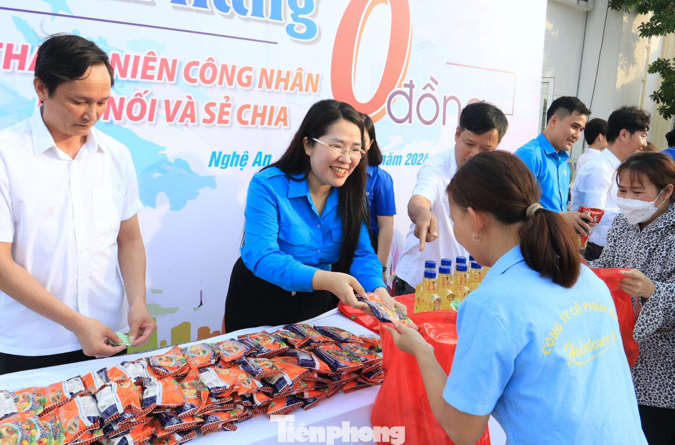 Các đại biểu trao tặng hơn 100 suất quà ý nghĩa tại gian hàng 0 đồng đến những công nhân của công ty. Các đại biểu trao tặng hơn 100 suất quà ý nghĩa tại gian hàng 0 đồng đến những công nhân của công ty.