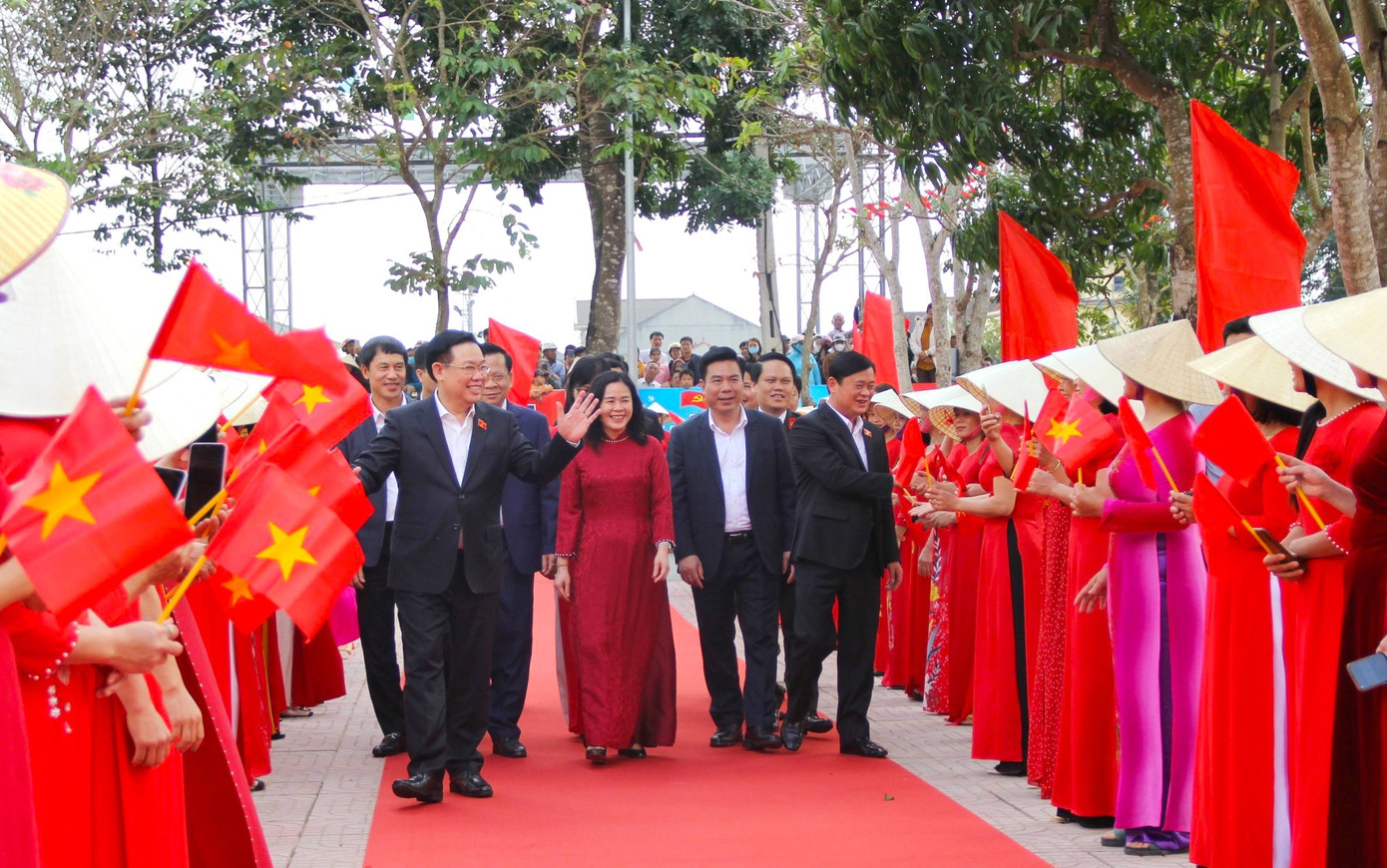 Người dân huyện Yên Thành đón chào Chủ tịch Quốc hội Vương Đình Huệ cùng các cán bộ trong đoàn. Người dân huyện Yên Thành đón chào Chủ tịch Quốc hội Vương Đình Huệ cùng các cán bộ trong đoàn.