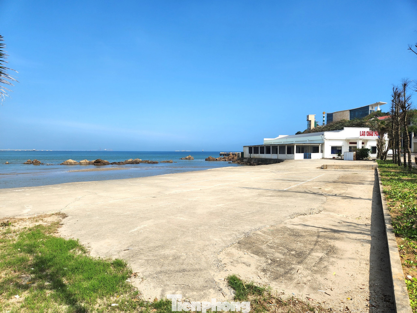 Sau khi có kết luận của Đoàn kiểm tra, thị xã Cửa Lò đã có buổi làm việc và yêu cầu phía chủ đầu tư tháo dỡ, khắc phục sai phạm, trả lại nguyên trạng ban đầu đối với 2 hạng mục sai phạm lớn là nhà hàng 1 tầng dưới chân đảo Lan Châu rộng 843,6m2 và kè biển phía Bắc dự án dài 256m2, trong đó diện tích lấn biển là 3.071m2. Sau khi có kết luận của Đoàn kiểm tra, thị xã Cửa Lò đã có buổi làm việc và yêu cầu phía chủ đầu tư tháo dỡ, khắc phục sai phạm, trả lại nguyên trạng ban đầu đối với 2 hạng mục sai phạm lớn là nhà hàng 1 tầng dưới chân đảo Lan Châu rộng 843,6m2 và kè biển phía Bắc dự án dài 256m2, trong đó diện tích lấn biển là 3.071m2.