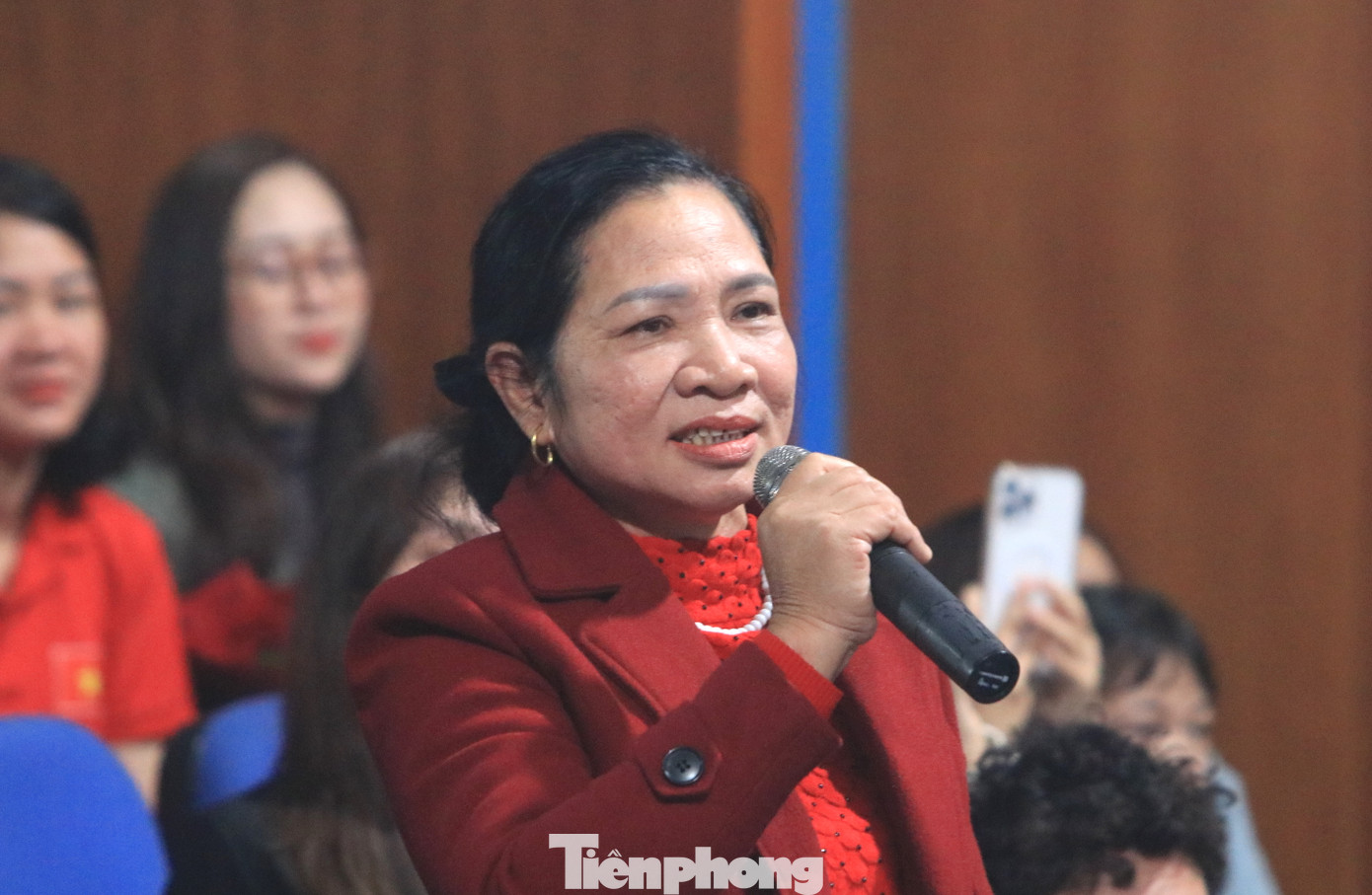 Bà Phan Thị Hà (mẹ cầu thủ Xuân Mạnh) chia sẻ câu chuyện bán trâu để con mua giày đá bóng. Bà Phan Thị Hà (mẹ cầu thủ Xuân Mạnh) chia sẻ câu chuyện bán trâu để con mua giày đá bóng.