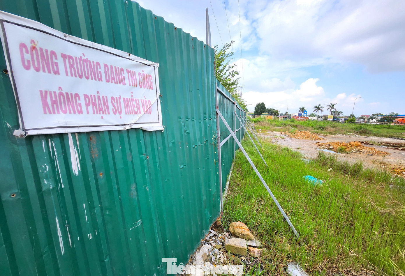 Liên quan đến vấn đề trên, ông Nguyễn Sỹ Thắng - Trưởng phòng quản lý vận tải Sở Giao thông vận tải Nghệ An cho hay phía sở đã chủ trì phối hợp với các đơn vị liên quan tổ chức kiểm tra và có văn bản về việc bổ sung đấu nối dự án bến xe vào quốc lộ 1 tuyến tránh TP. Vinh. Sau khi các thủ tục hoàn chỉnh mới trình để công bố bến xe đi vào hoạt động.