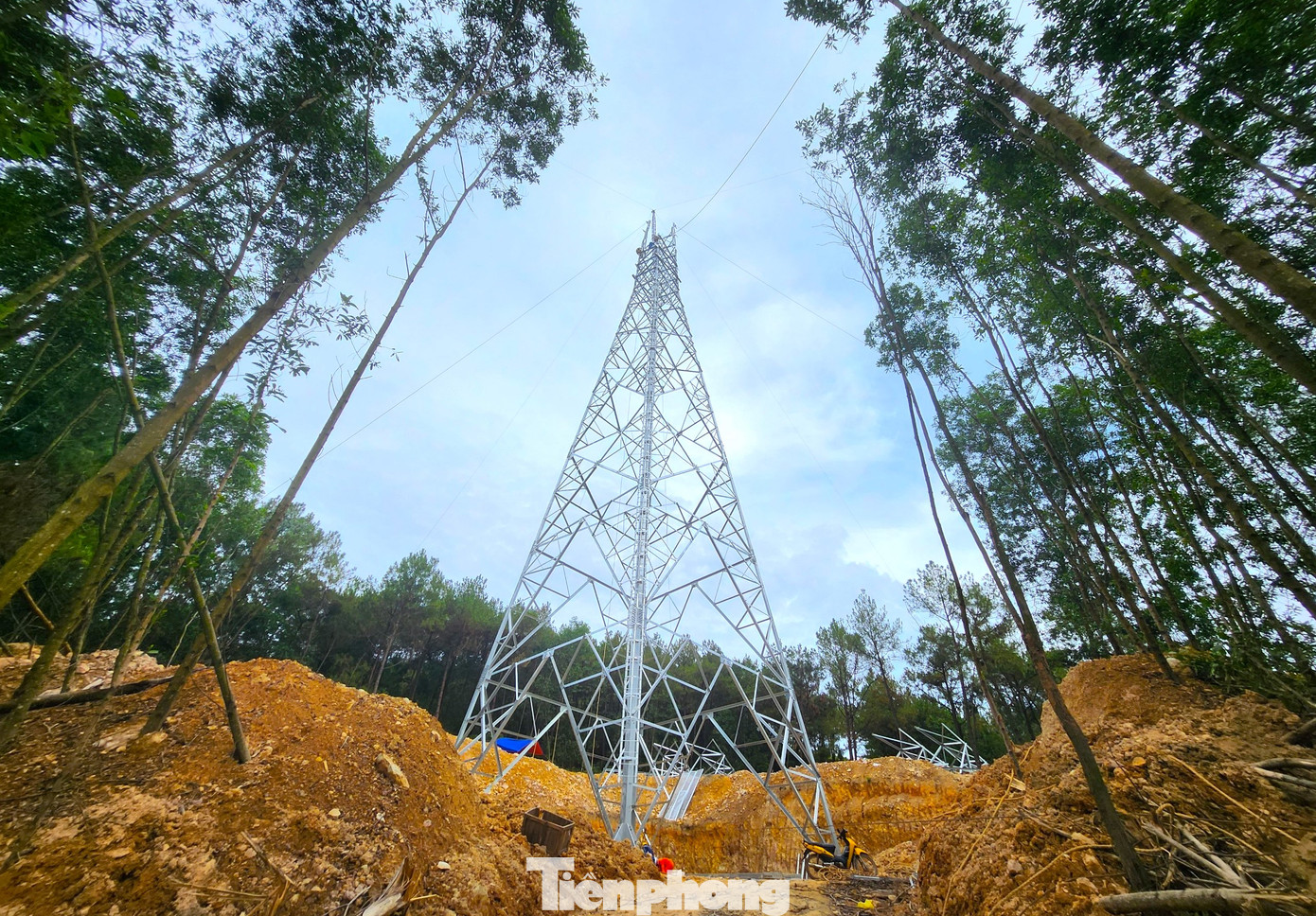 Cột điện 370 đóng trên khu vực rừng thông của xã Nghi Văn (huyện Nghi Lộc, Nghệ An) có chiều cao hơn 70m và nặng khoảng 180 tấn. Để thi công cột điện này, hơn 10 công nhân của Công ty Sông Đà 11 làm cật lực suốt gần nửa tháng qua. Ngoài đội xây lắp, hơn 10 cán bộ công nhân Công ty điện lực Hòa Bình cũng được huy động đến xung kích hỗ trợ dựng cột điện.