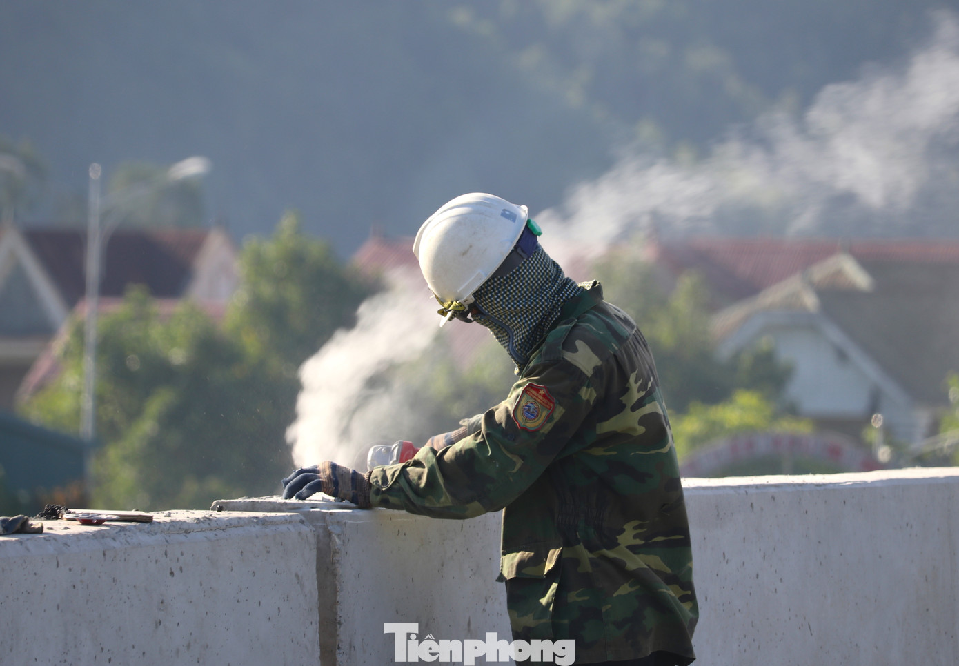 Các công nhân đang khẩn trương tập kết vật liệu và lắp đặt các biển báo, hệ thống phụ trợ giao thông để kịp ngày thông xe.