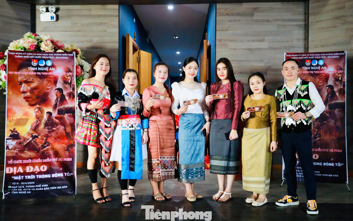 Các bạn đoàn viên thanh niên, học sinh sinh viên, du học sinh Lào chụp hình check-in trước khi vào xem phim Địa đạo.