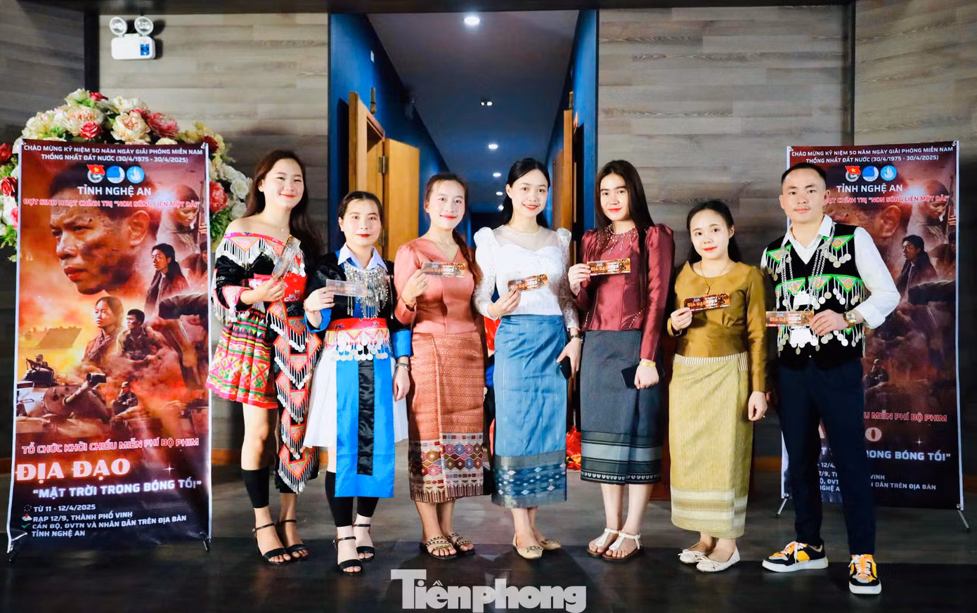 Các bạn đoàn viên thanh niên, học sinh sinh viên, du học sinh Lào chụp hình check-in trước khi vào xem phim Địa đạo.