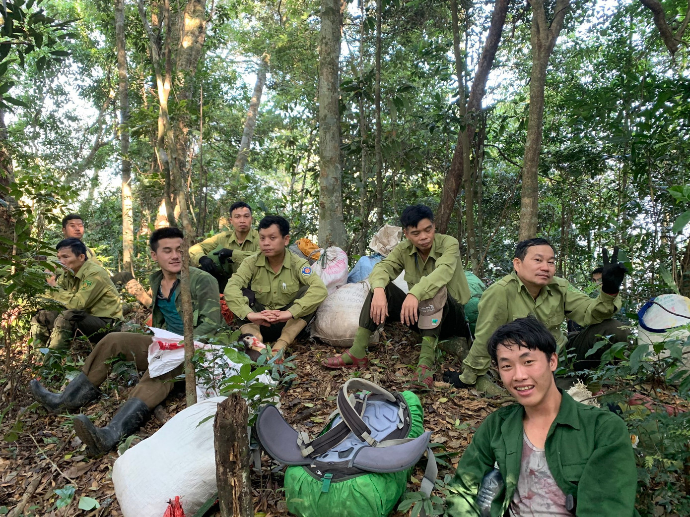 Các thành viên trong nhóm hầu hết đều đã tốt nghiệp Đại học Lâm nghiệp. Đặc biệt, các thành viên đều là người có sức khỏe, yêu rừng, yêu động vật và có kỹ năng sinh tồn dài ngày trong rừng sâu.
