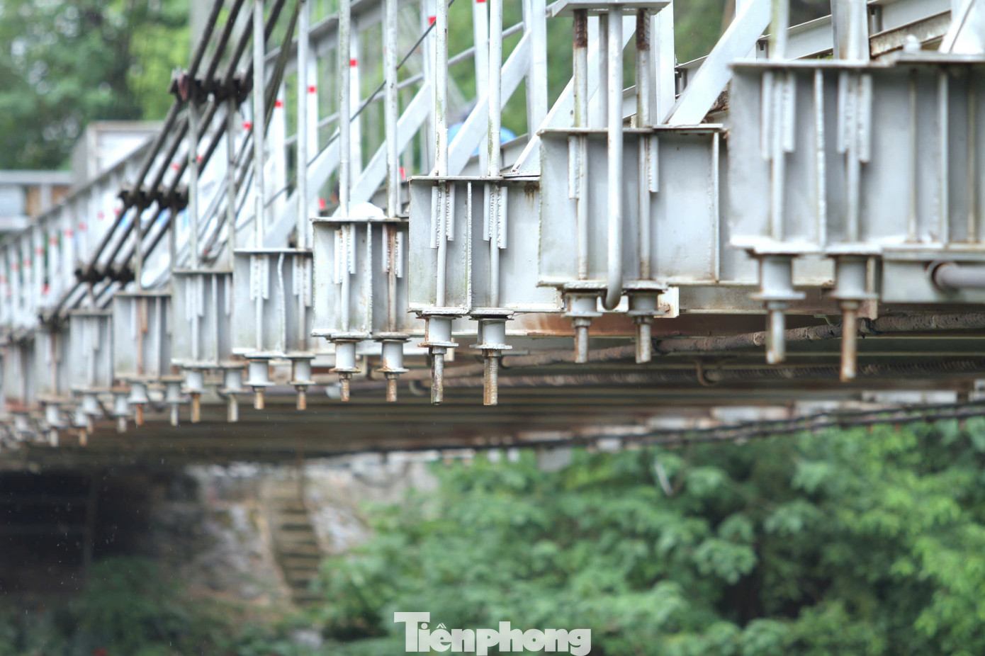 Hệ thống ốc vít liên kết với cáp treo cũng có dấu hiệu gỉ sét.