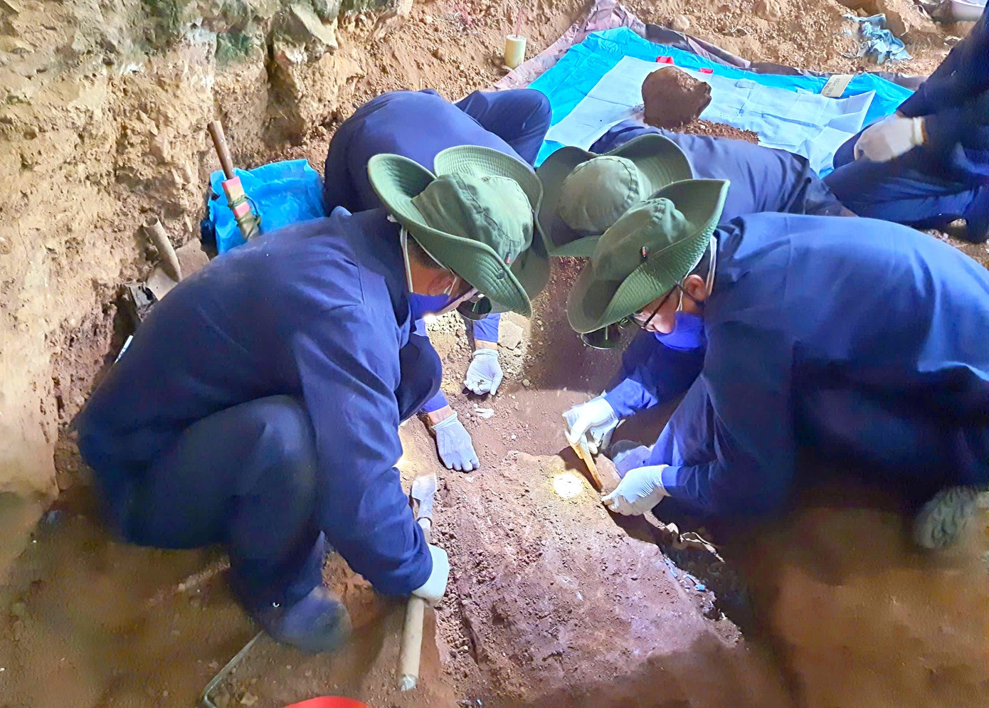 Ngoài ra, địa hình phức tạp nhiều thay đổi, thông tin về các phần mộ liệt sĩ ngày càng ít khiến việc tìm kiếm, quy tập gặp khó. Ngoài ra, địa hình phức tạp nhiều thay đổi, thông tin về các phần mộ liệt sĩ ngày càng ít khiến việc tìm kiếm, quy tập gặp khó.