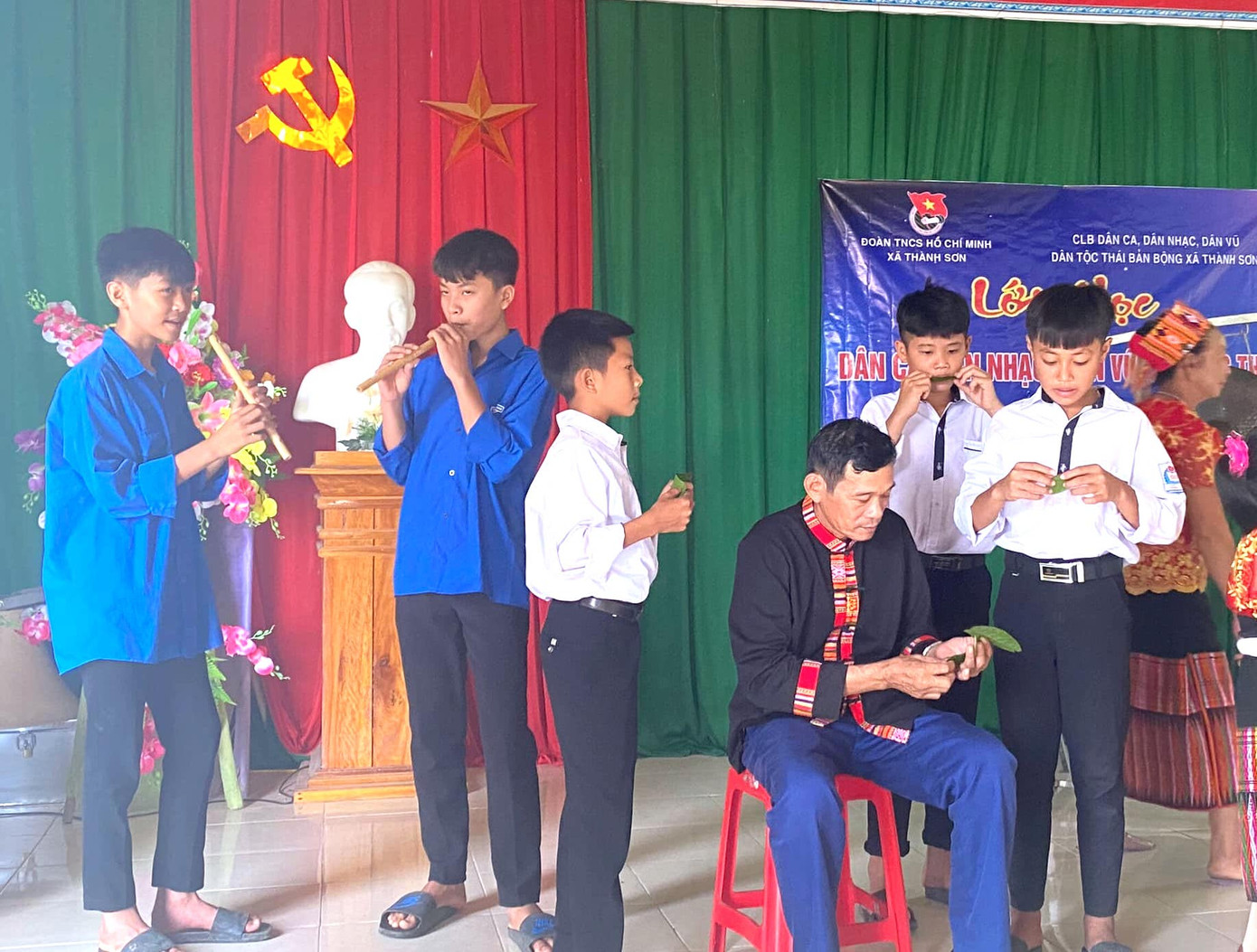 Hơn 1 tháng qua, lớp học dân ca, dân vũ, nhạc cụ Dân tộc Thái ở xã Thành Sơn (huyện Anh Sơn, tỉnh Nghệ An) luôn có đông giảng viên và học sinh đến học. Không khí luôn sôi nổi với những âm thanh sống động, vui tươi của những nhạc cụ truyền thống xa xưa.