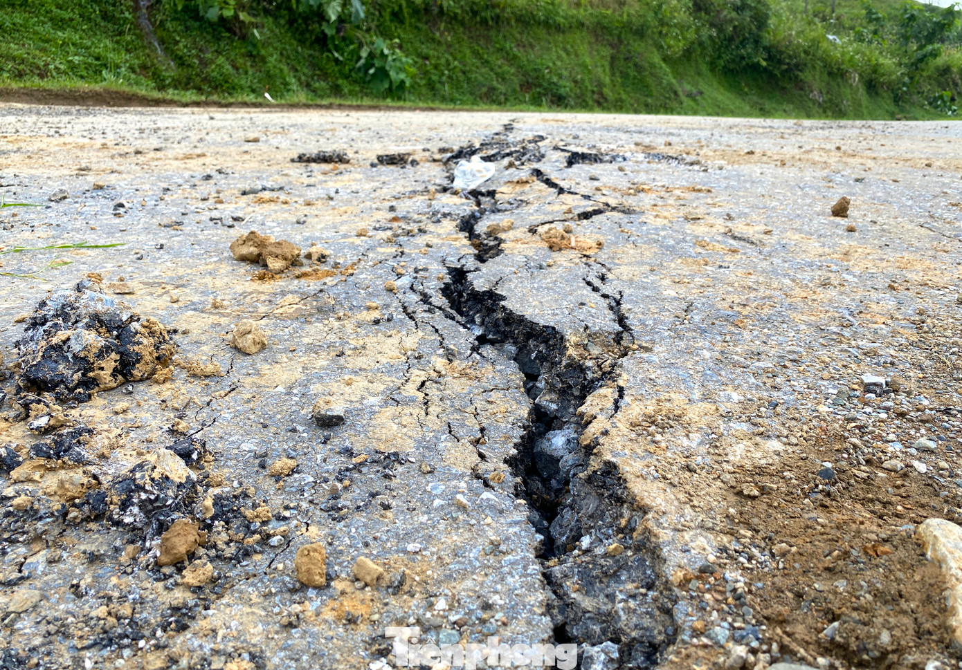 Quốc lộ 34 đoạn qua xã Vũ Nông (huyện Nguyên Bình, Cao Bằng) xuất hiện nhiều vết nứt nghiêm trọng chạy ngang tuyến.