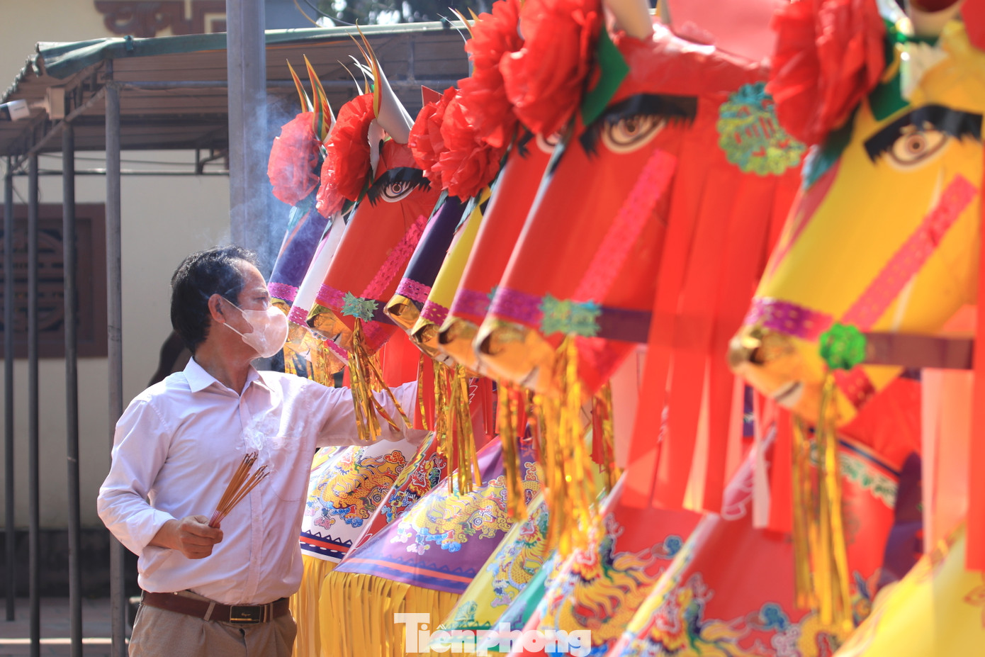 Du khách sau khi làm lễ sẽ thắp hương lên các chú ngựa trước khi đưa đến lò hóa vàng.