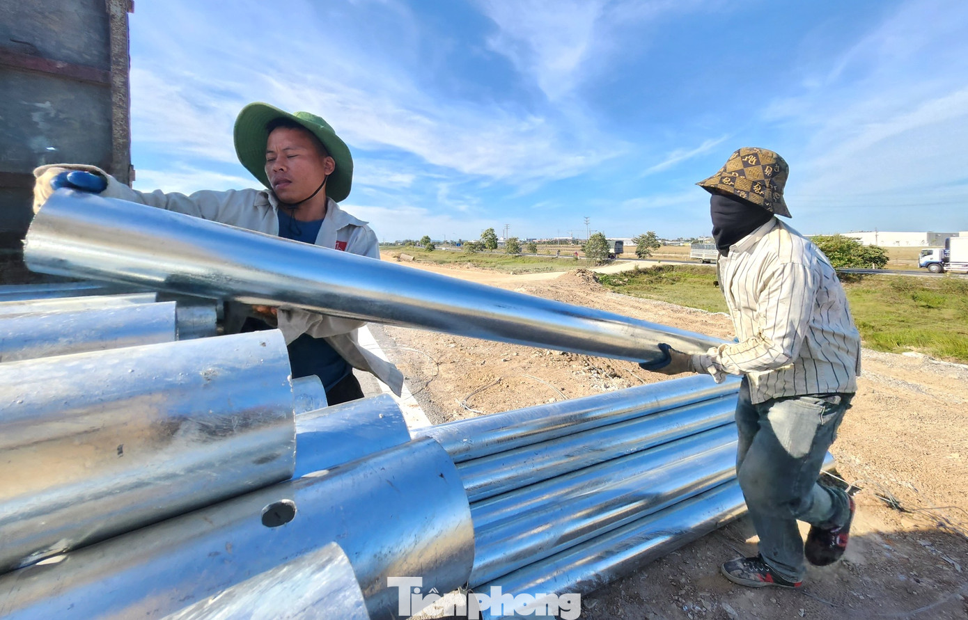 Các công nhân đang khẩn trương tập kết vật liệu và lắp đặt các biển báo, hệ thống phụ trợ giao thông để kịp ngày thông xe.